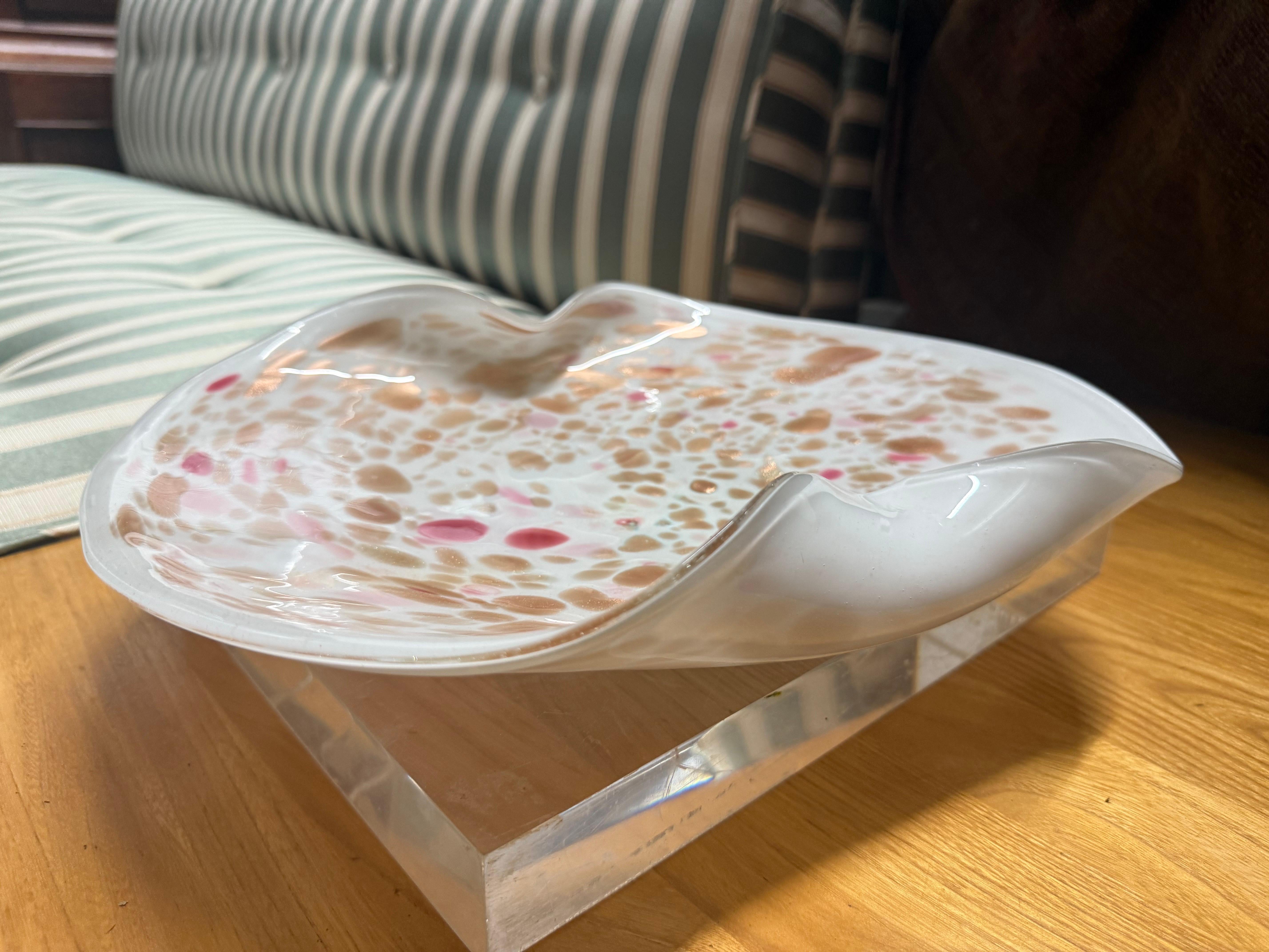 Fatto a mano Grande Murano della metà del XX secolo  Ciotola Foldes in oro bianco e rosa in vendita