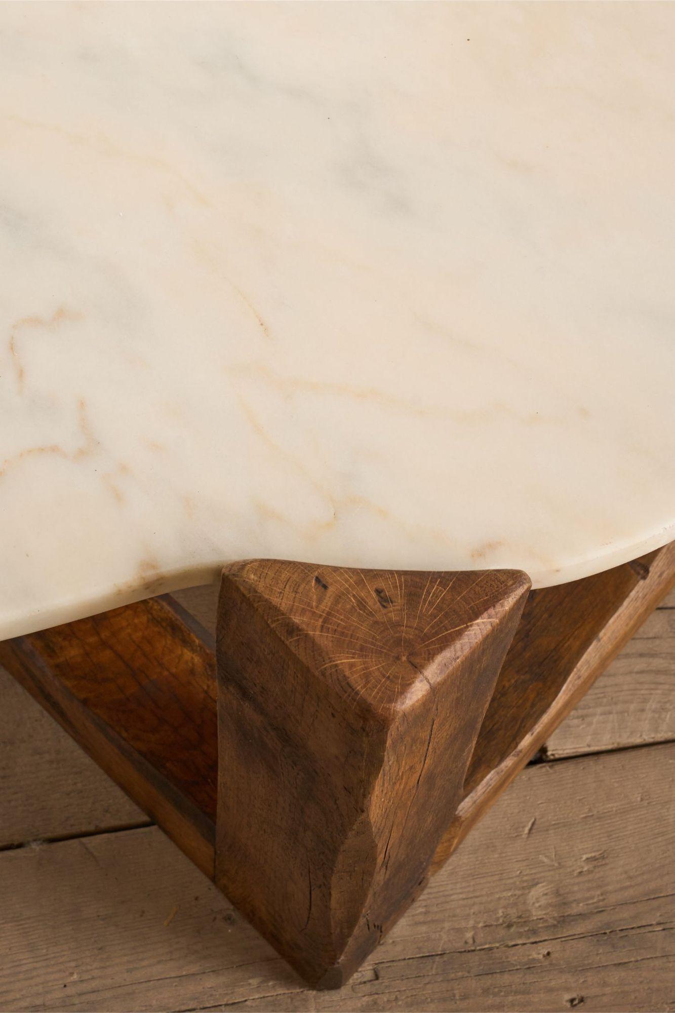 Il s'agit d'une fabuleuse table basse en chêne et pierre polie datant du milieu du 20e siècle. D'origine française, il s'agit d'un design frappant. La pierre a la forme d'un nuage et présente une belle finition lisse. La base est en chêne massif et