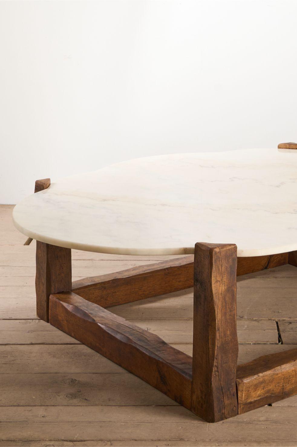 20ième siècle Grande table basse en chêne et pierre polie du milieu du 20e siècle en vente