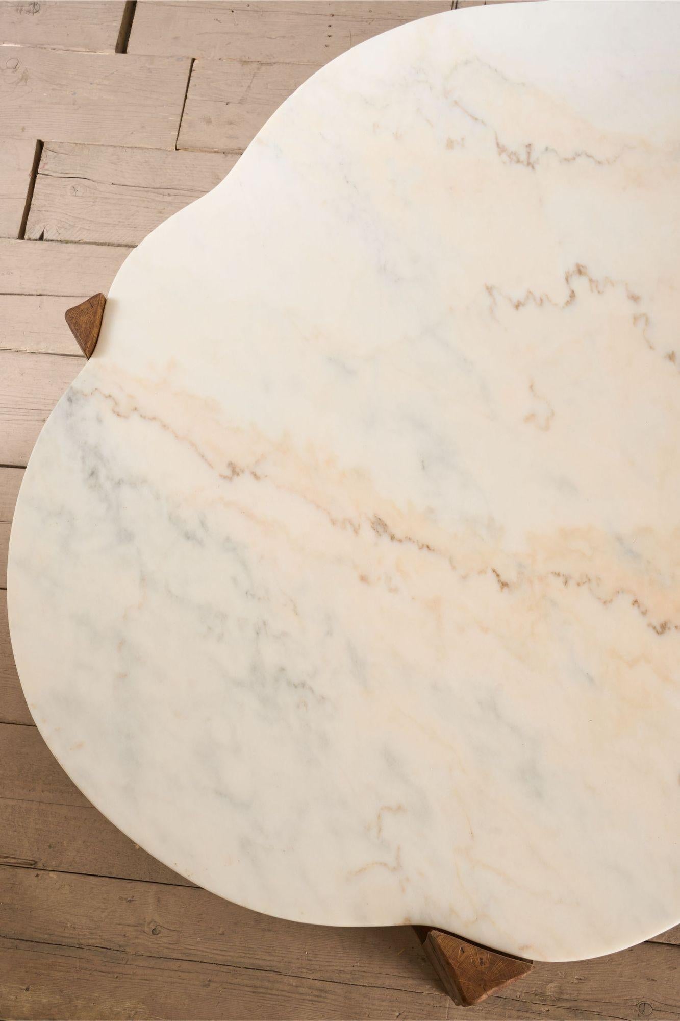 Grande table basse en chêne et pierre polie du milieu du 20e siècle en vente 2