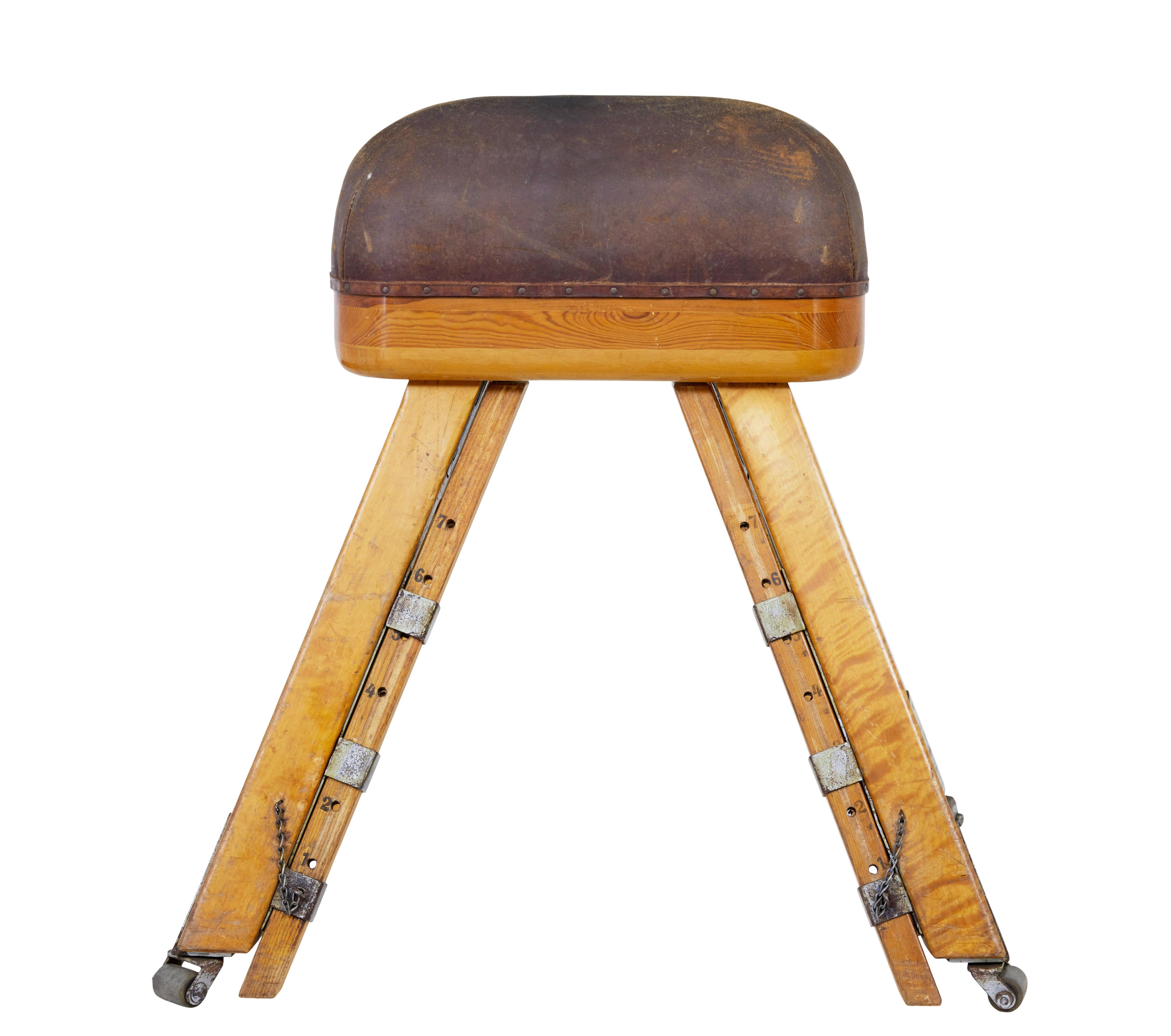 Grande cavallo da ginnastica in pino scandinavo della metà del XX secolo, circa 1950.

Qui ti offriamo un cavallo da ginnastica di produzione svedese realizzato in pino massiccio.  Riteniamo che si tratti di un cavallo da palestra di dimensioni