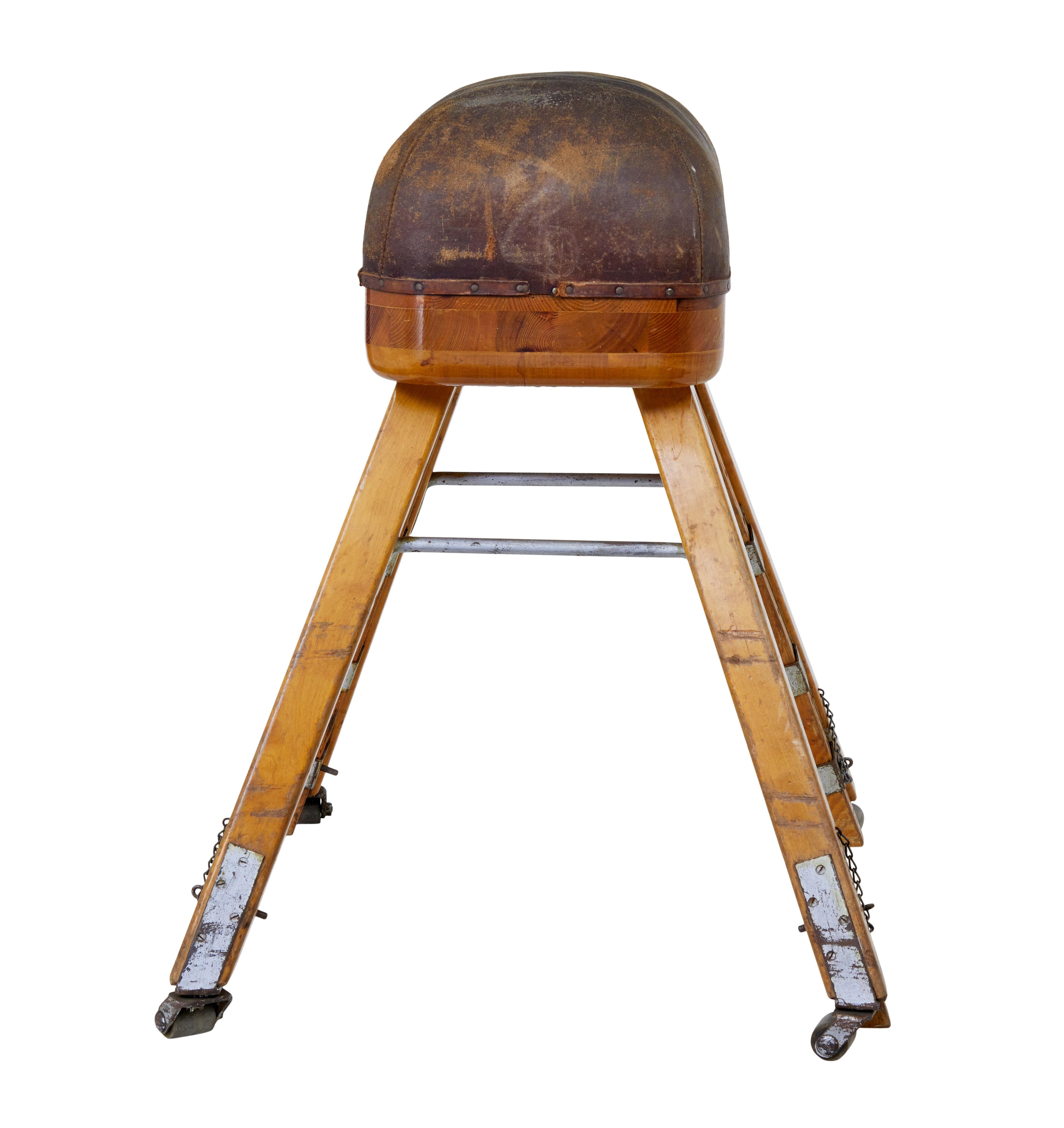 Mid-Century moderno Grande cavallo da ginnastica in pino scandinavo della metà del XX secolo in vendita