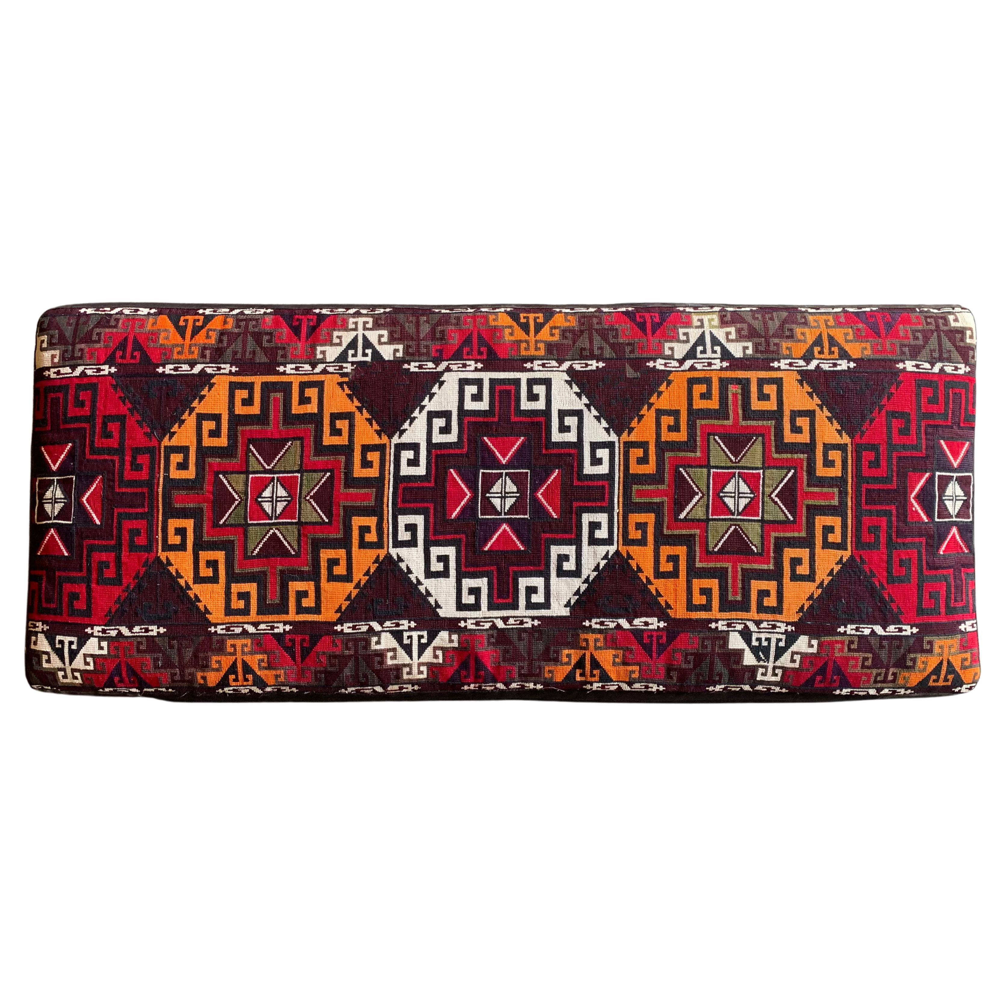 Cuscino Suzani in tessuto ricamato dell
Asia centrale, metà del XX secolo in vendita