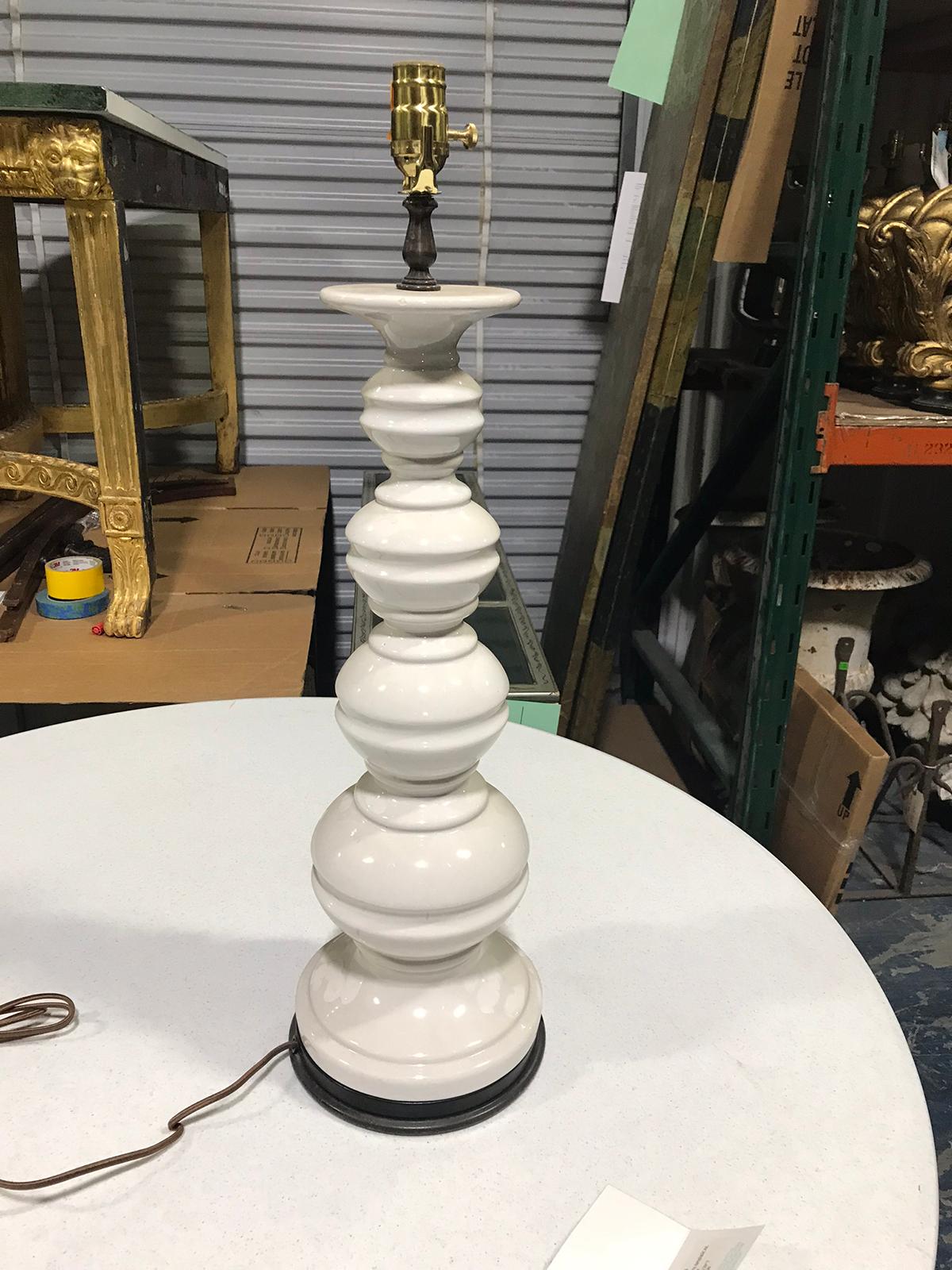 Large Mid-20th Century White Pottery Lamp In Good Condition For Sale In Atlanta, GA