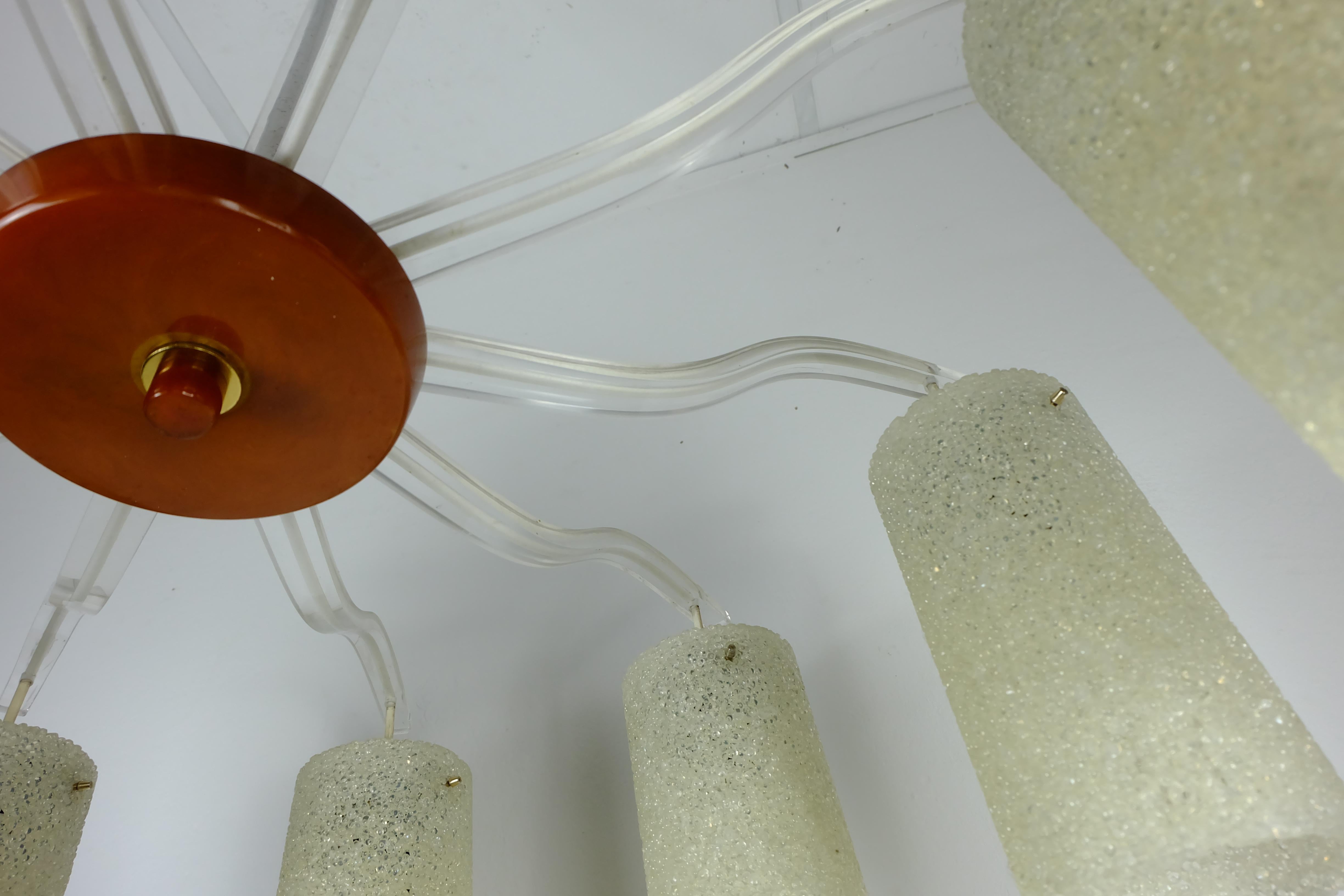 Allemand Grands abat-jour CHANDELIER du milieu du siècle dernier à 10 lumières en bakélite acrylique et granules de plastique en vente