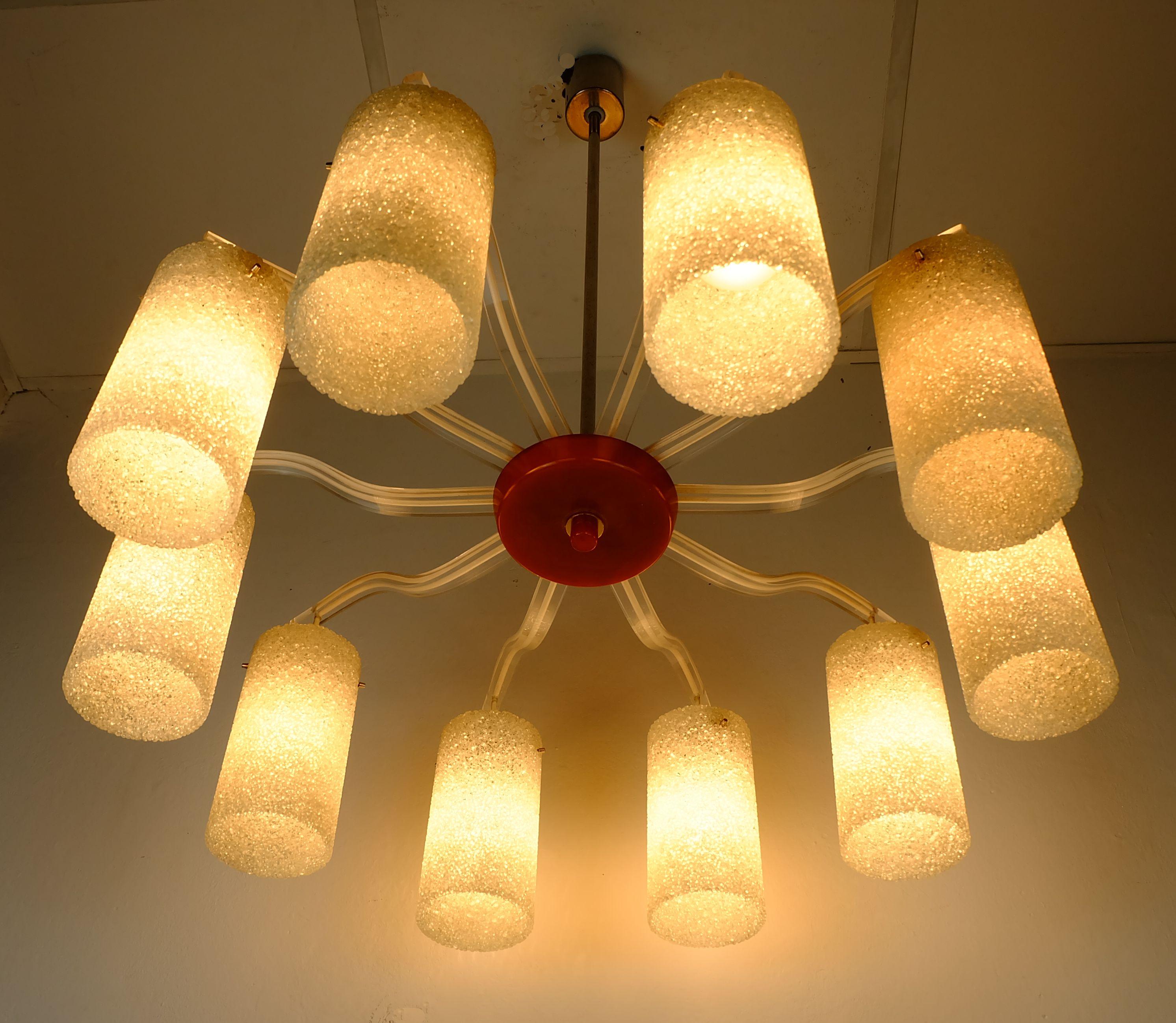 Plastique Grands abat-jour CHANDELIER du milieu du siècle dernier à 10 lumières en bakélite acrylique et granules de plastique en vente