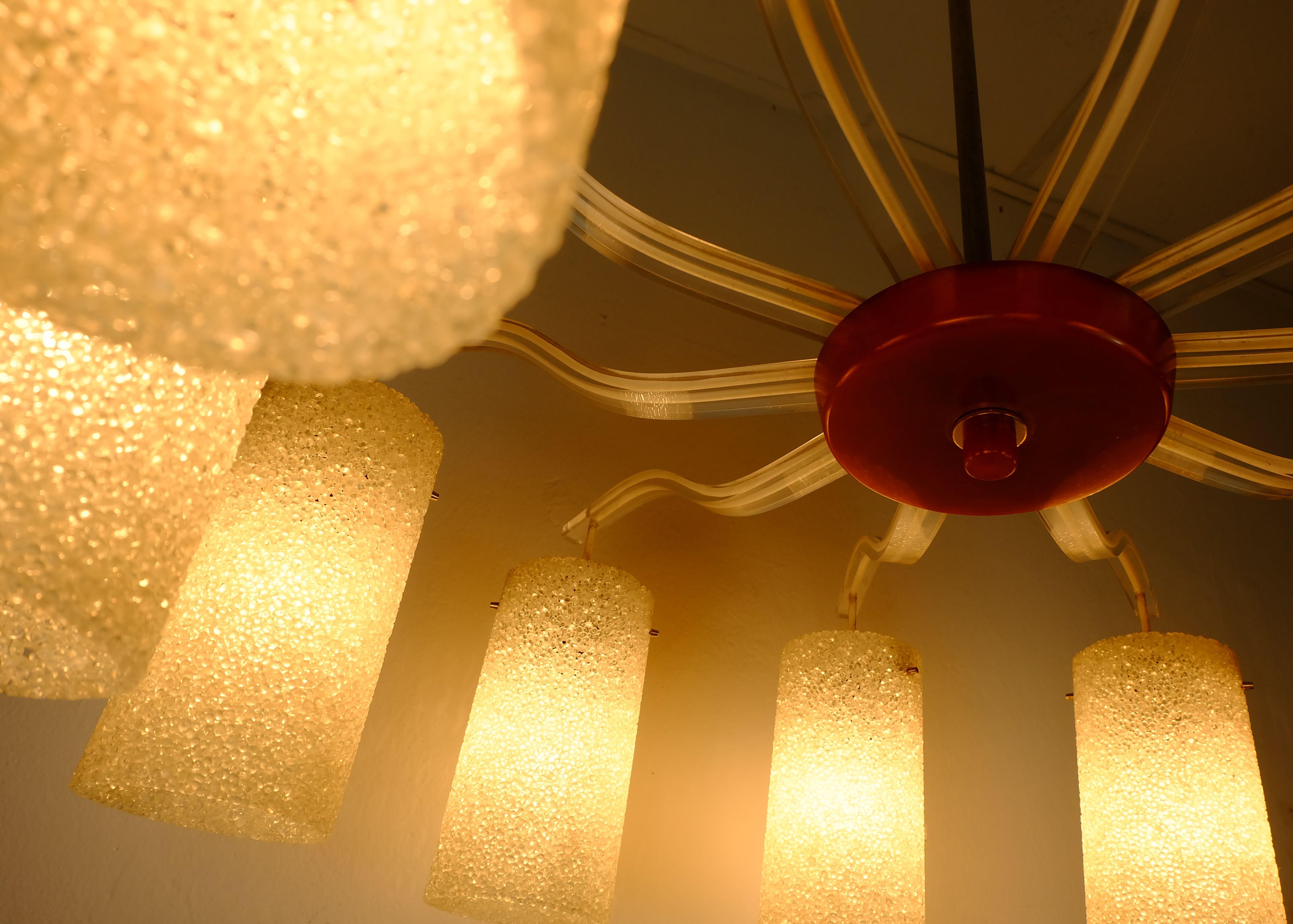Grands abat-jour CHANDELIER du milieu du siècle dernier à 10 lumières en bakélite acrylique et granules de plastique en vente 1