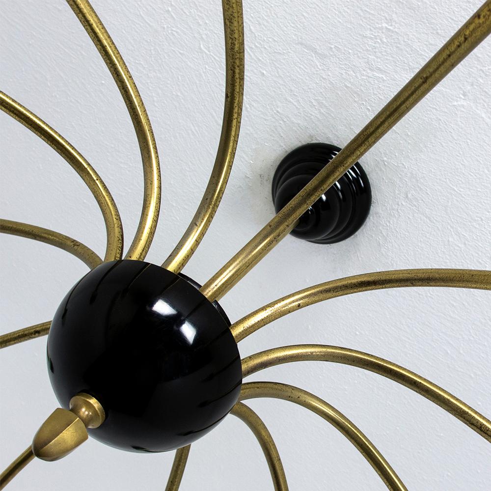 Grande lampadario Sputnik del 1950 di metà secolo con dodici bracci in ottone in vendita 3