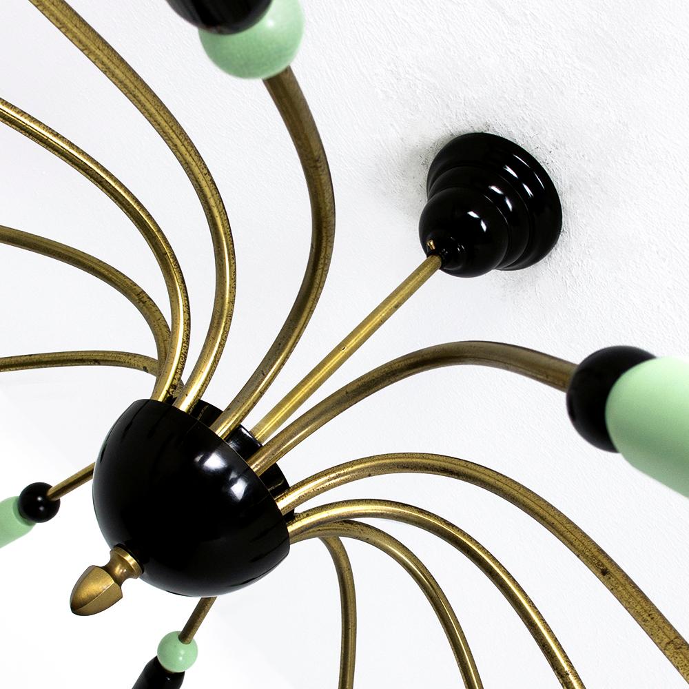 Grande lampadario Sputnik del 1950 di metà secolo con dodici bracci in ottone in vendita 4