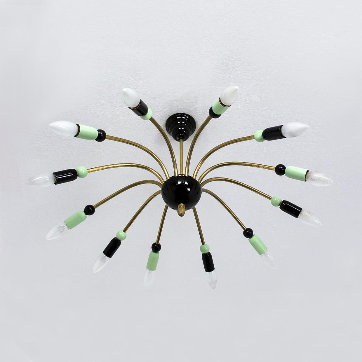 Mid-Century moderno Grande lampadario Sputnik del 1950 di metà secolo con dodici bracci in ottone in vendita