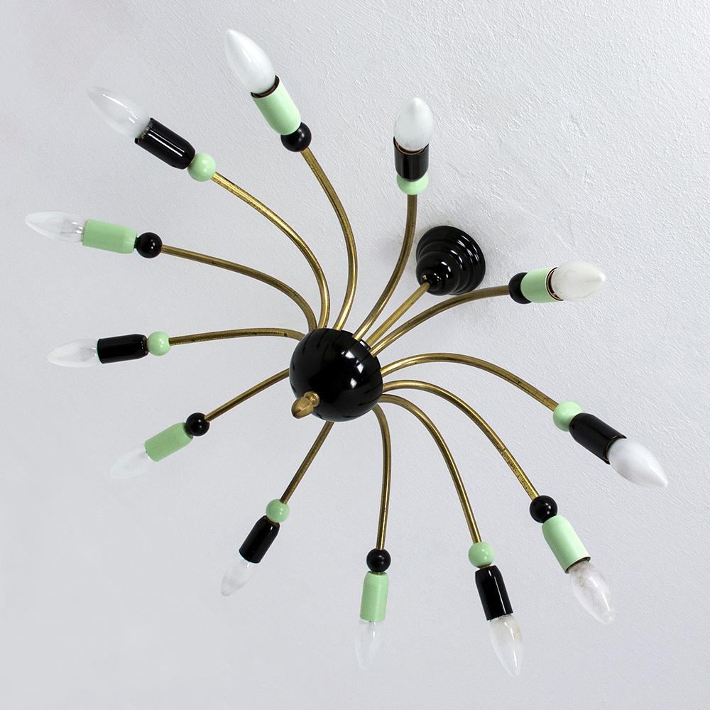 Europeo Grande lampadario Sputnik del 1950 di metà secolo con dodici bracci in ottone in vendita