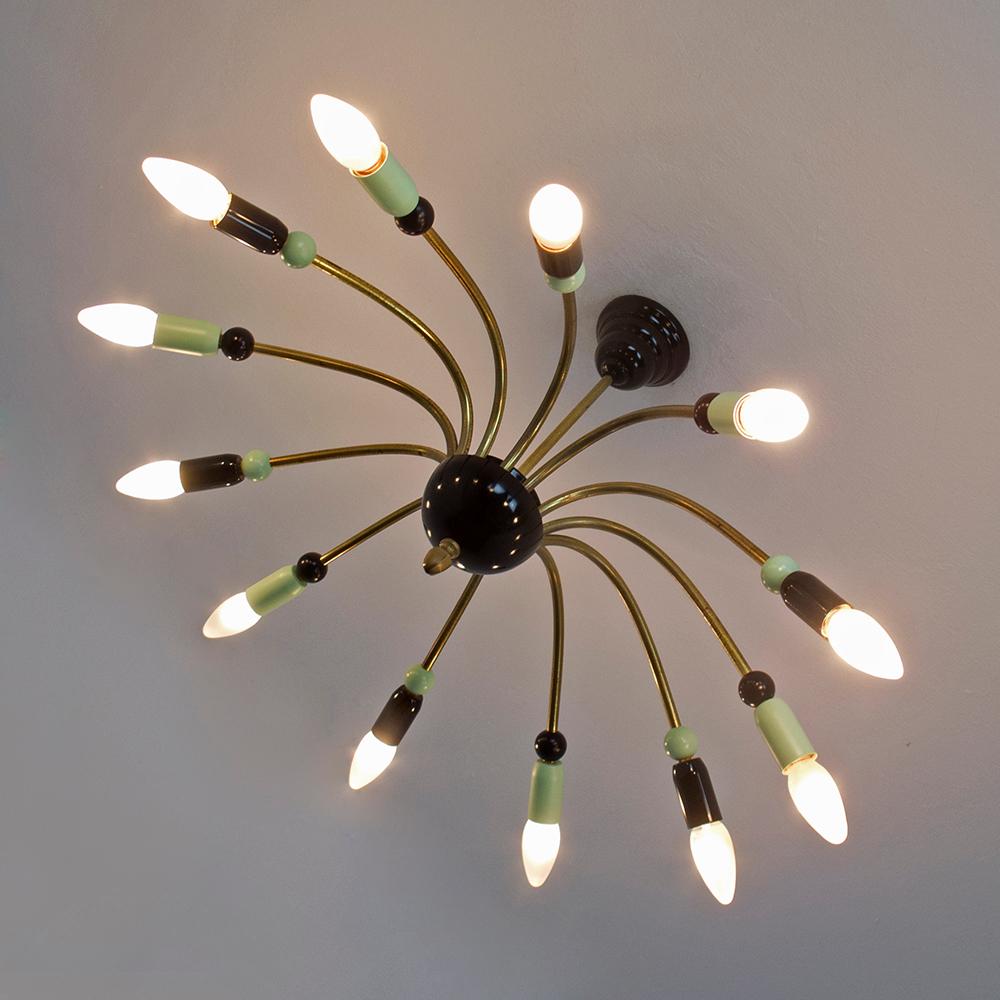 XX secolo Grande lampadario Sputnik del 1950 di metà secolo con dodici bracci in ottone in vendita