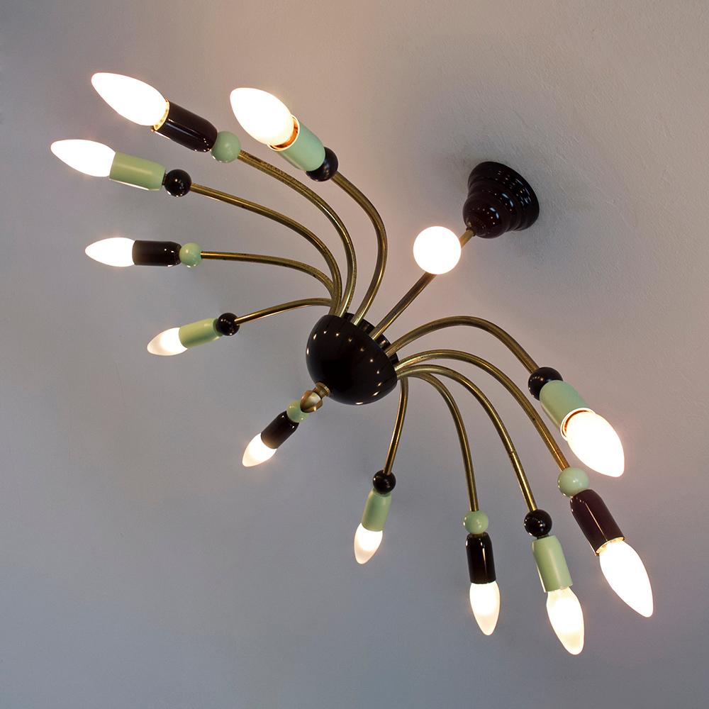 Metallo Grande lampadario Sputnik del 1950 di metà secolo con dodici bracci in ottone in vendita