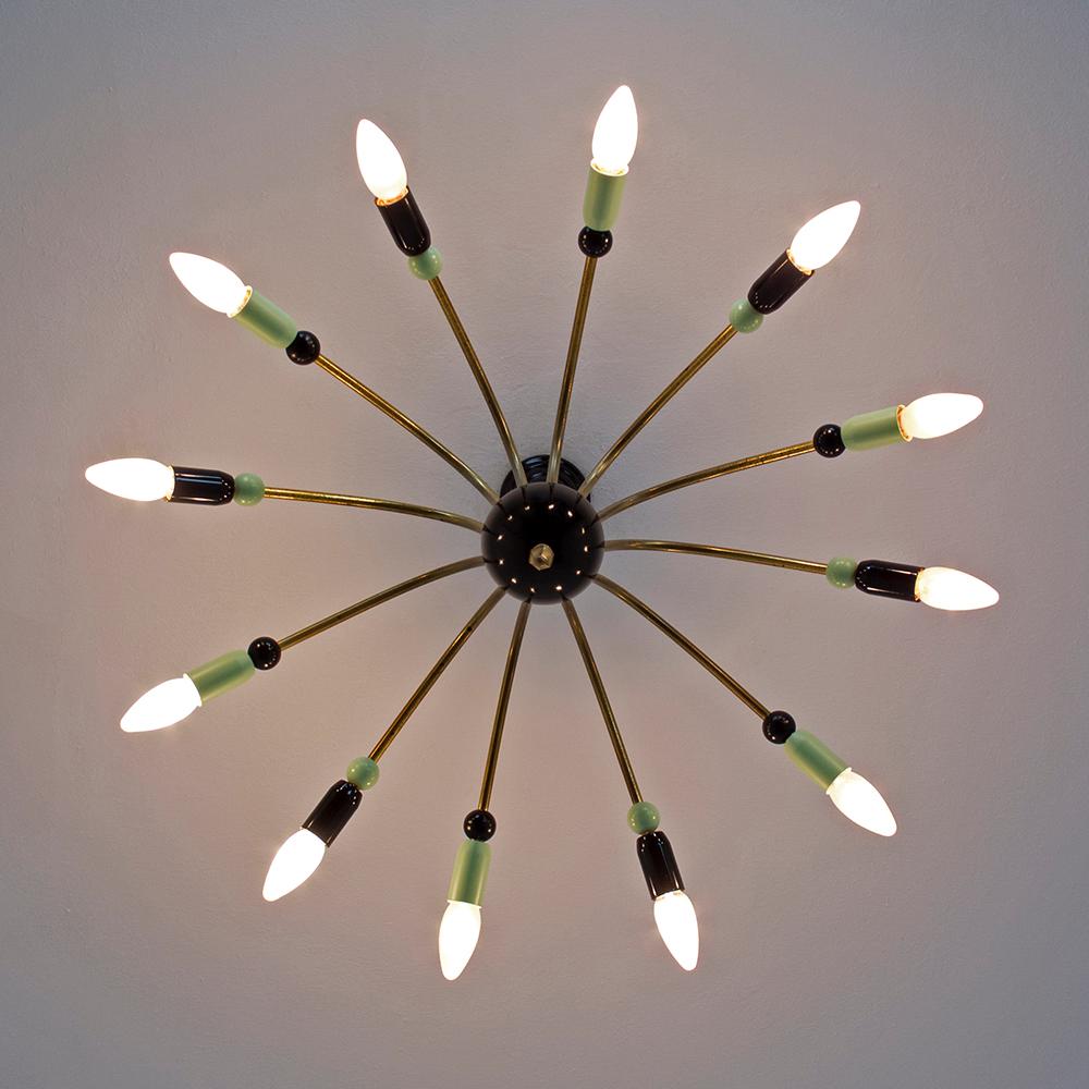 Grande lampadario Sputnik del 1950 di metà secolo con dodici bracci in ottone in vendita 1