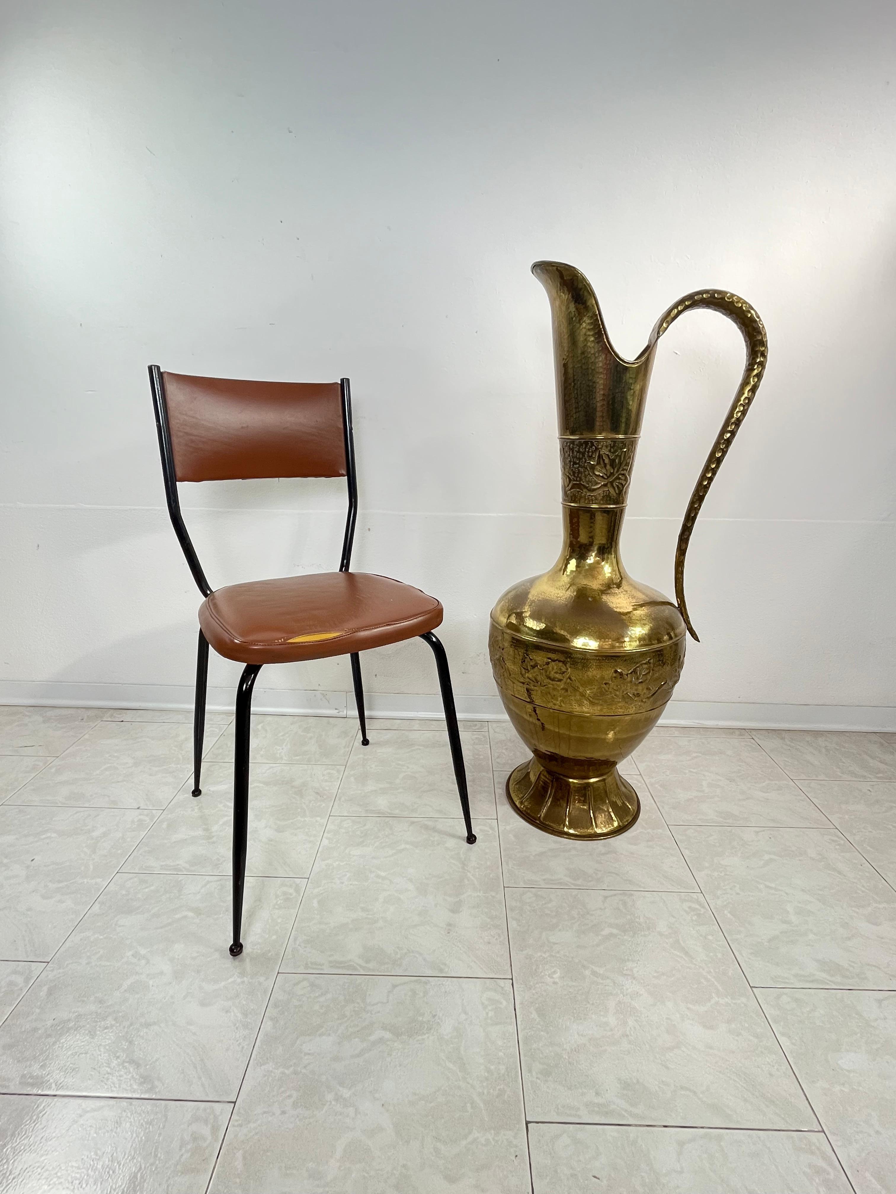Grande Amphora in ottone del 1960 della metà del secolo scorso
Bellissima e alta 102 cm!
È stata fotografata accanto a una sedia per rendere chiare le proporzioni.
Buone condizioni.