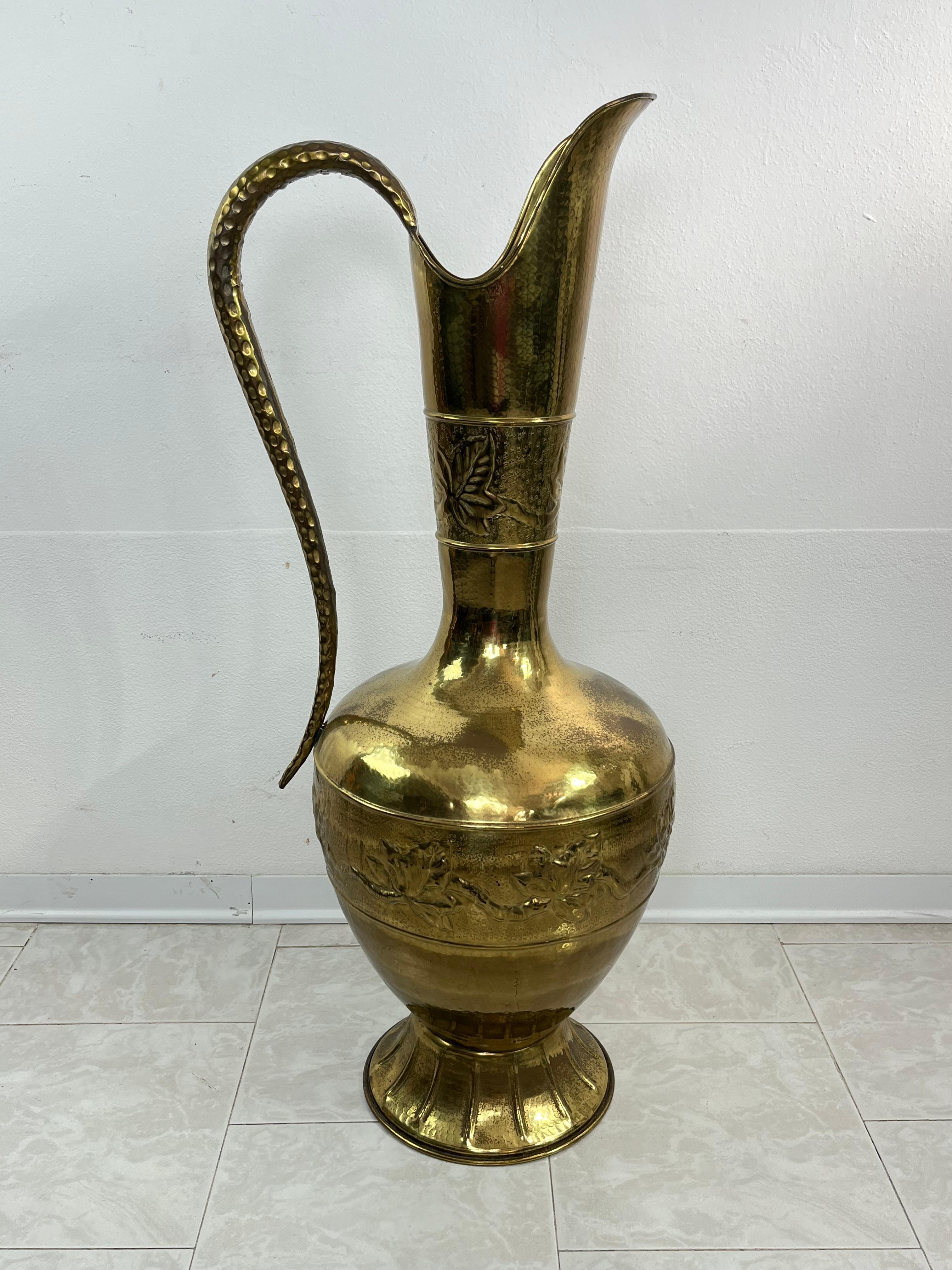 Indiano Grande Amphora in ottone della metà del secolo 1960 in vendita
