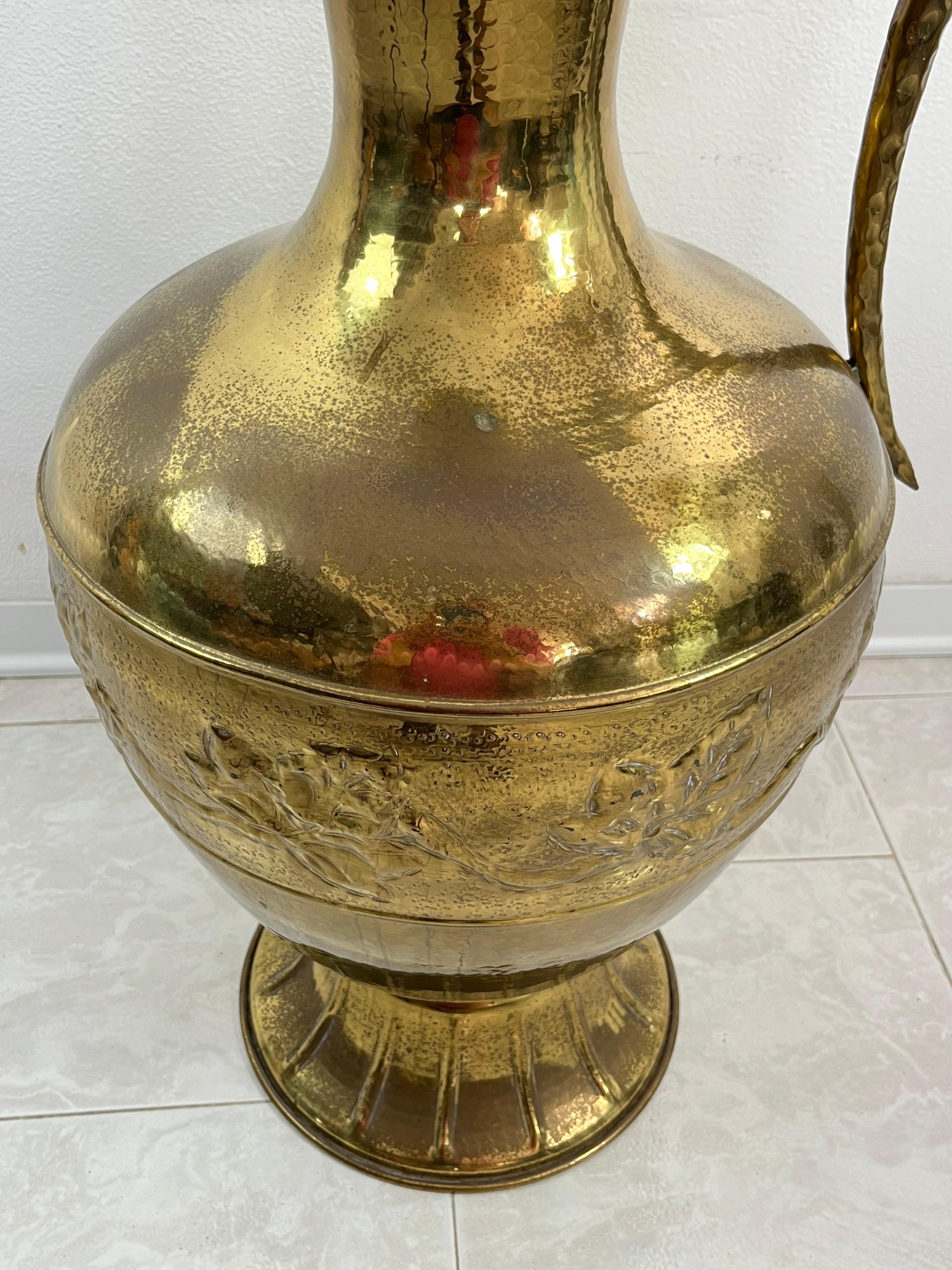 Grande Amphora in ottone della metà del secolo 1960 in vendita 1