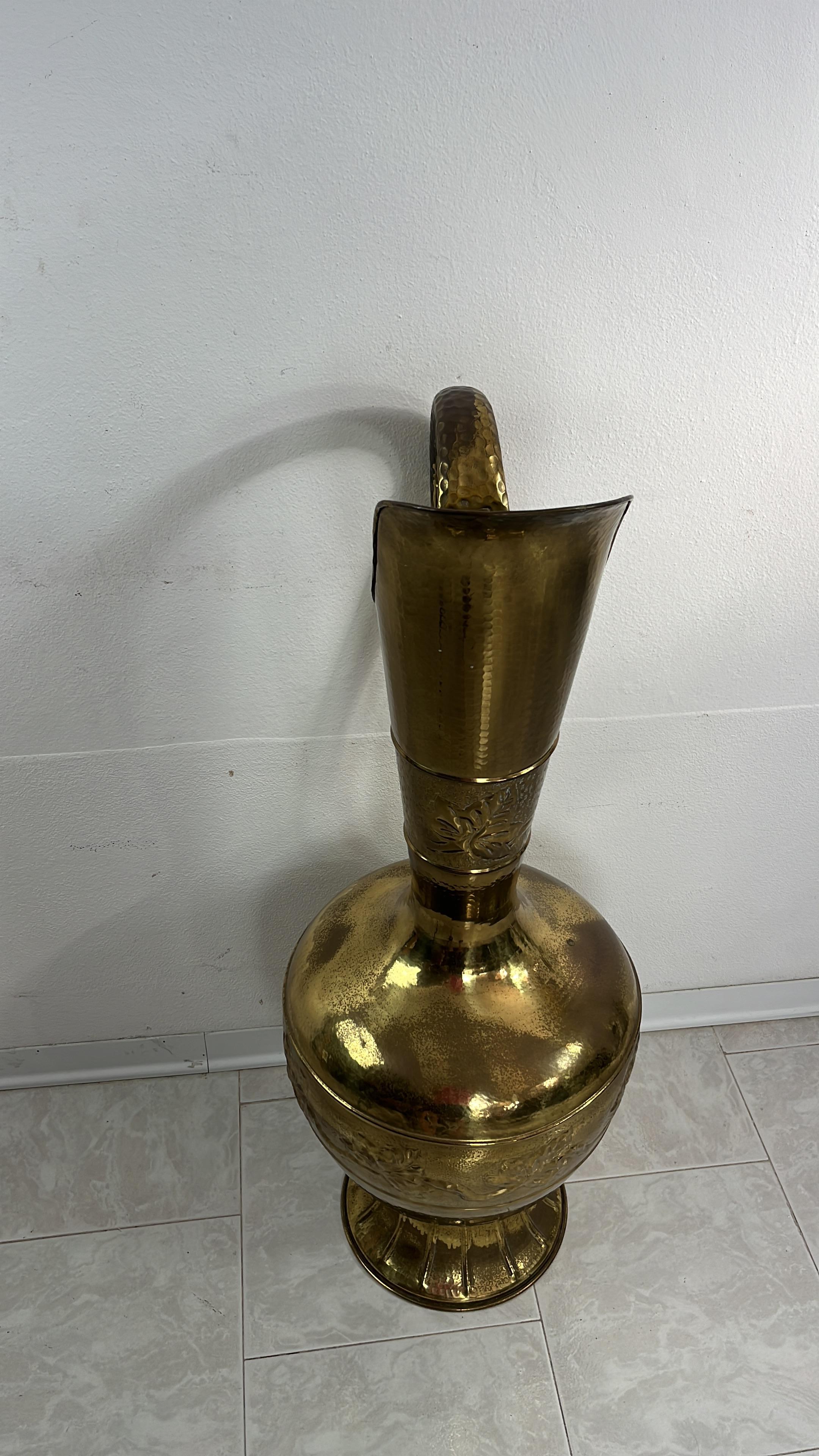 Grande Amphora in ottone della metà del secolo 1960 in vendita 2