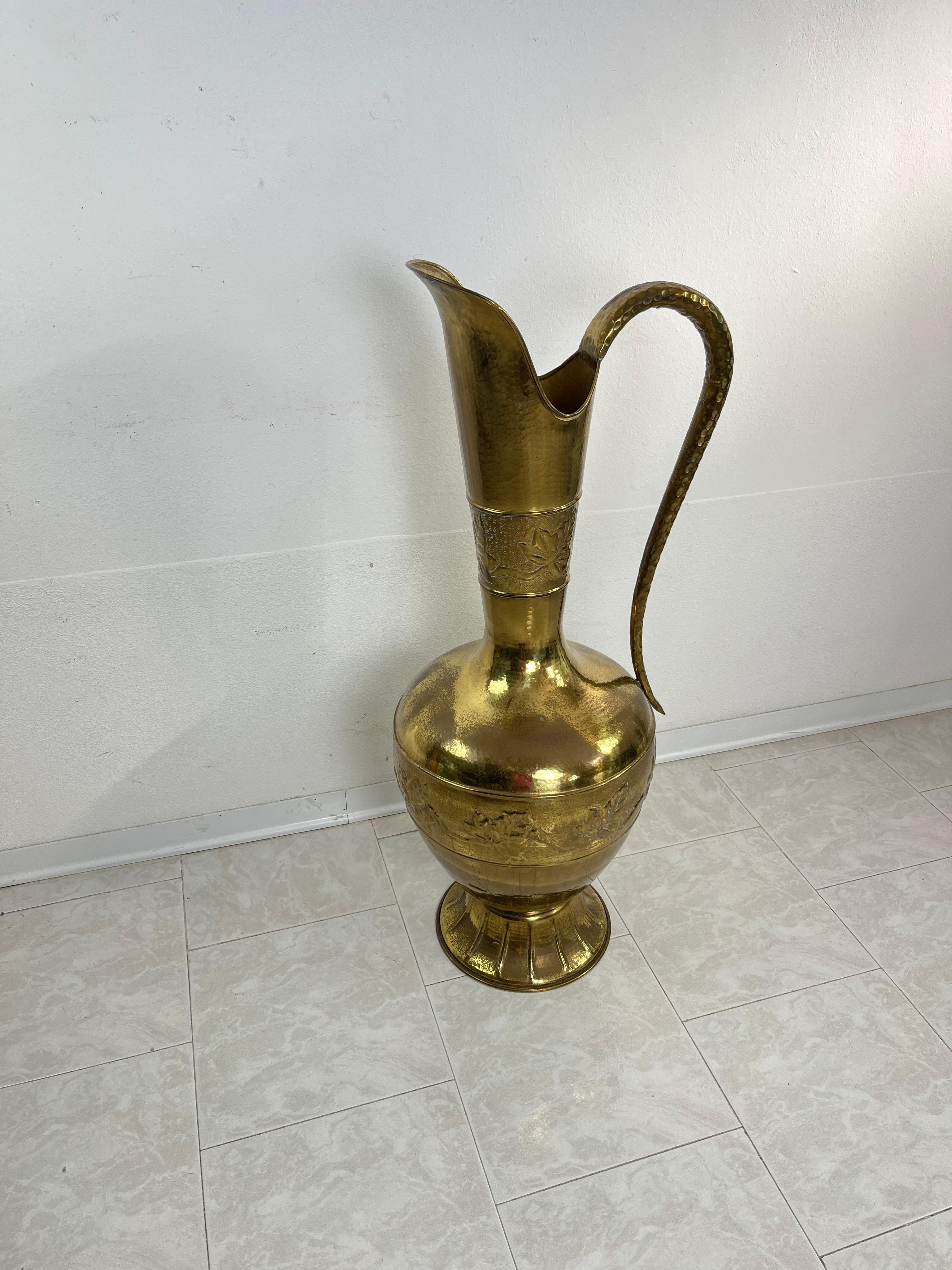 Grande Amphora in ottone della metà del secolo 1960 in vendita 3