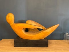 Gran escultura de madera de figura reclinada abstracta de mediados de siglo de Joseph Martinek