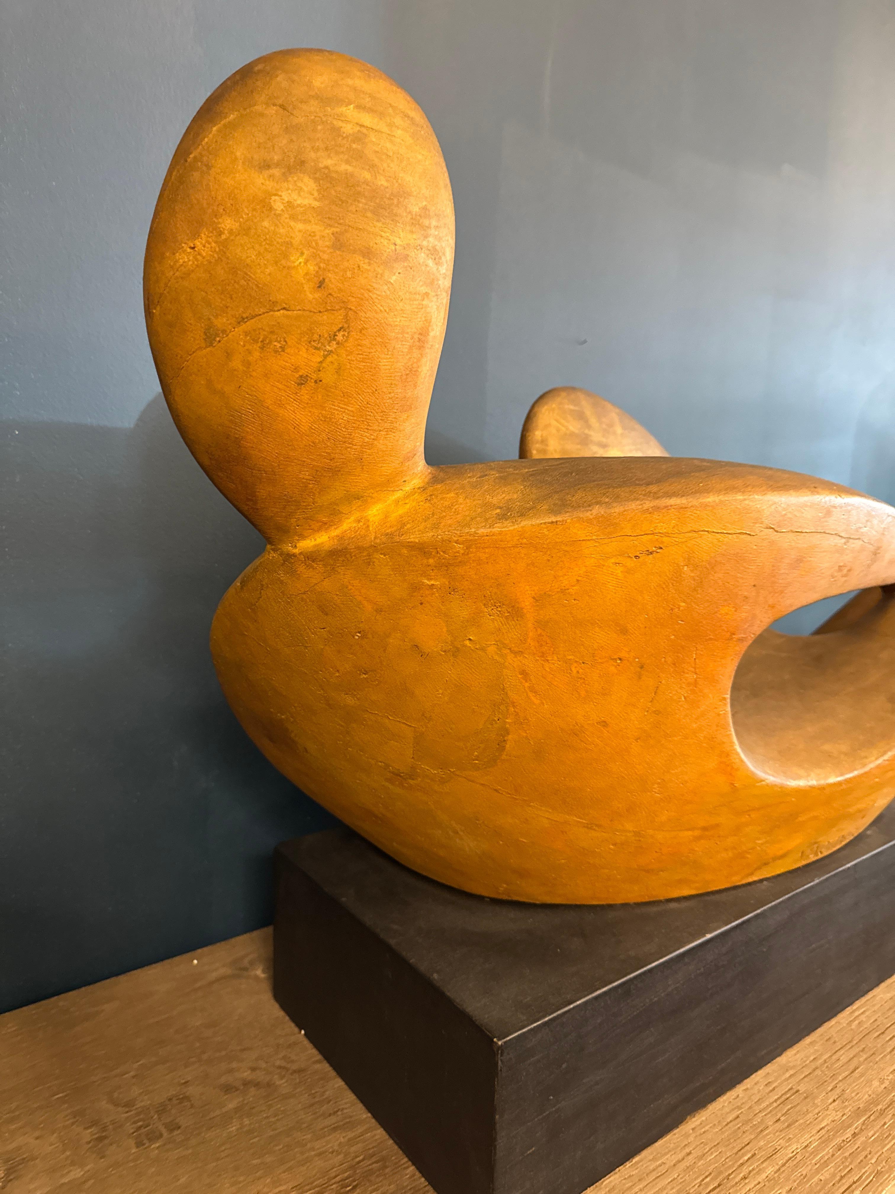 Mid-Century moderno Grande scultura astratta di metà secolo in legno con figura reclinata di Joseph Martinek in vendita