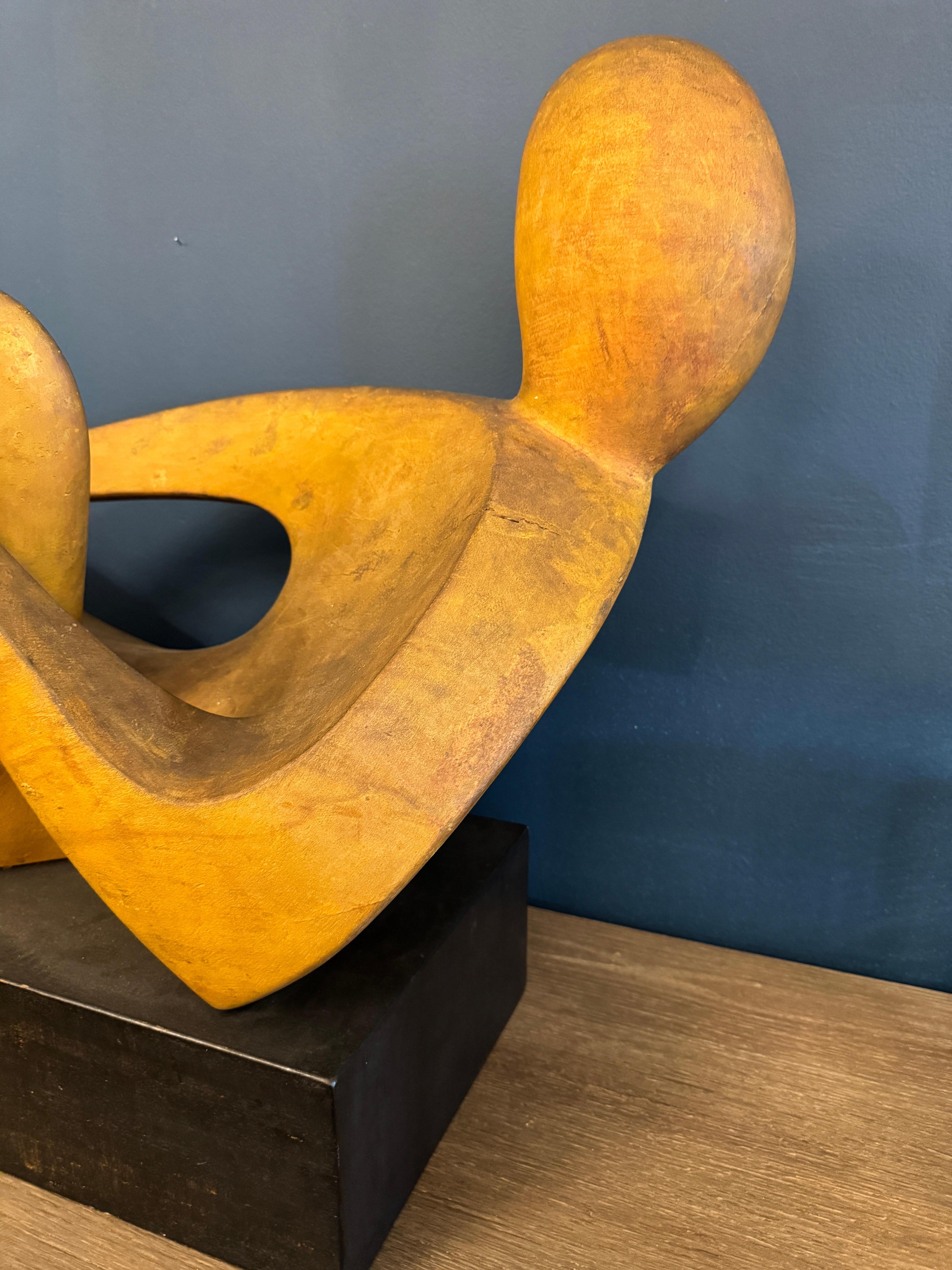 Americano Grande scultura astratta di metà secolo in legno con figura reclinata di Joseph Martinek in vendita