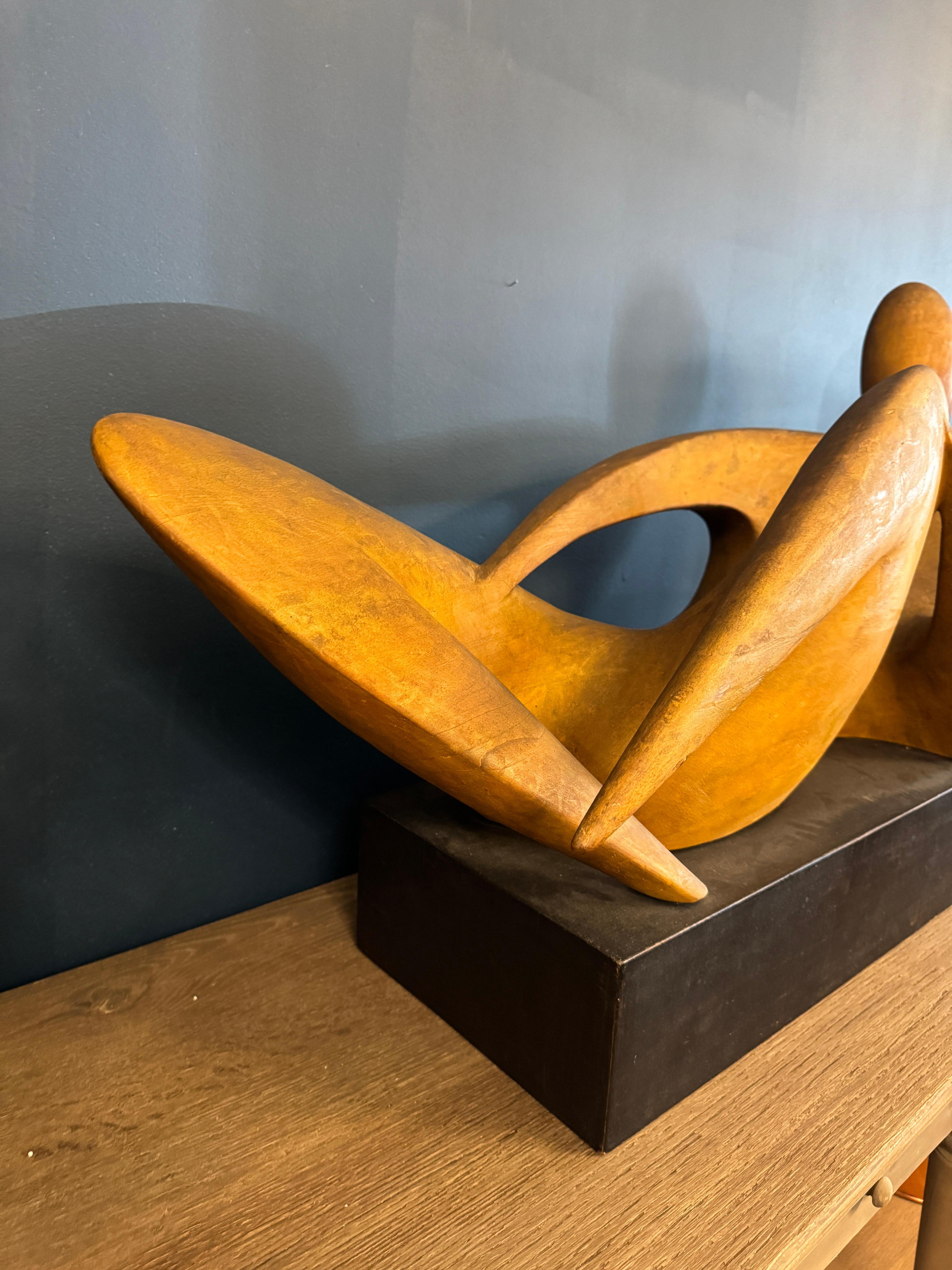 Metà XX secolo Grande scultura astratta di metà secolo in legno con figura reclinata di Joseph Martinek in vendita