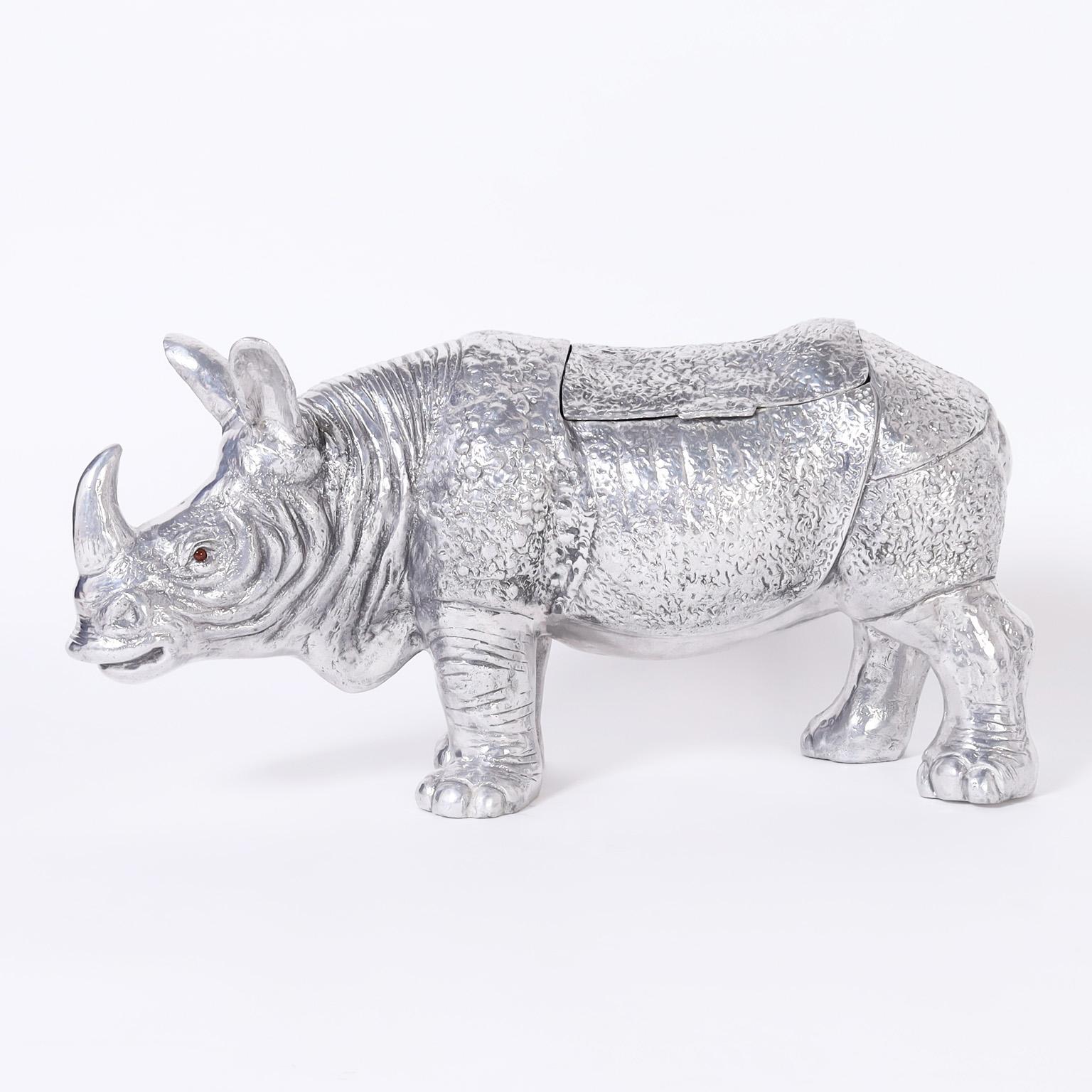 Remarquable sculpture du milieu du siècle d'un rhinocéros moulé en aluminium avec son profil iconique et son compartiment de rangement à couvercle.