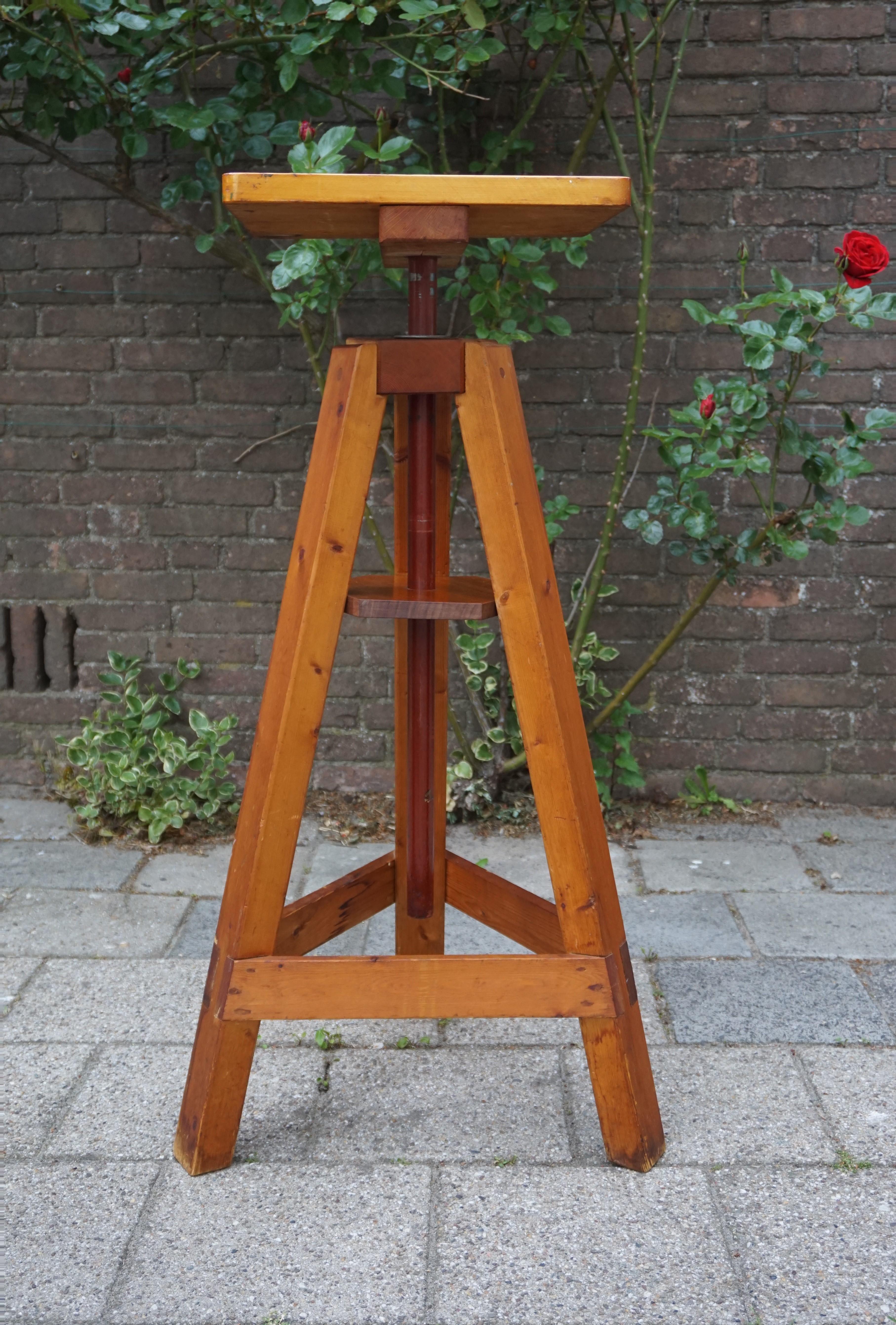 Sculptor's modeling stand from circa 1960-1970.
 
This angular designed and handcrafted work easel makes a great stand for large sculptures. It is made of thick and solid pinewood and mahogany. The colour, shape and condition of this piece is