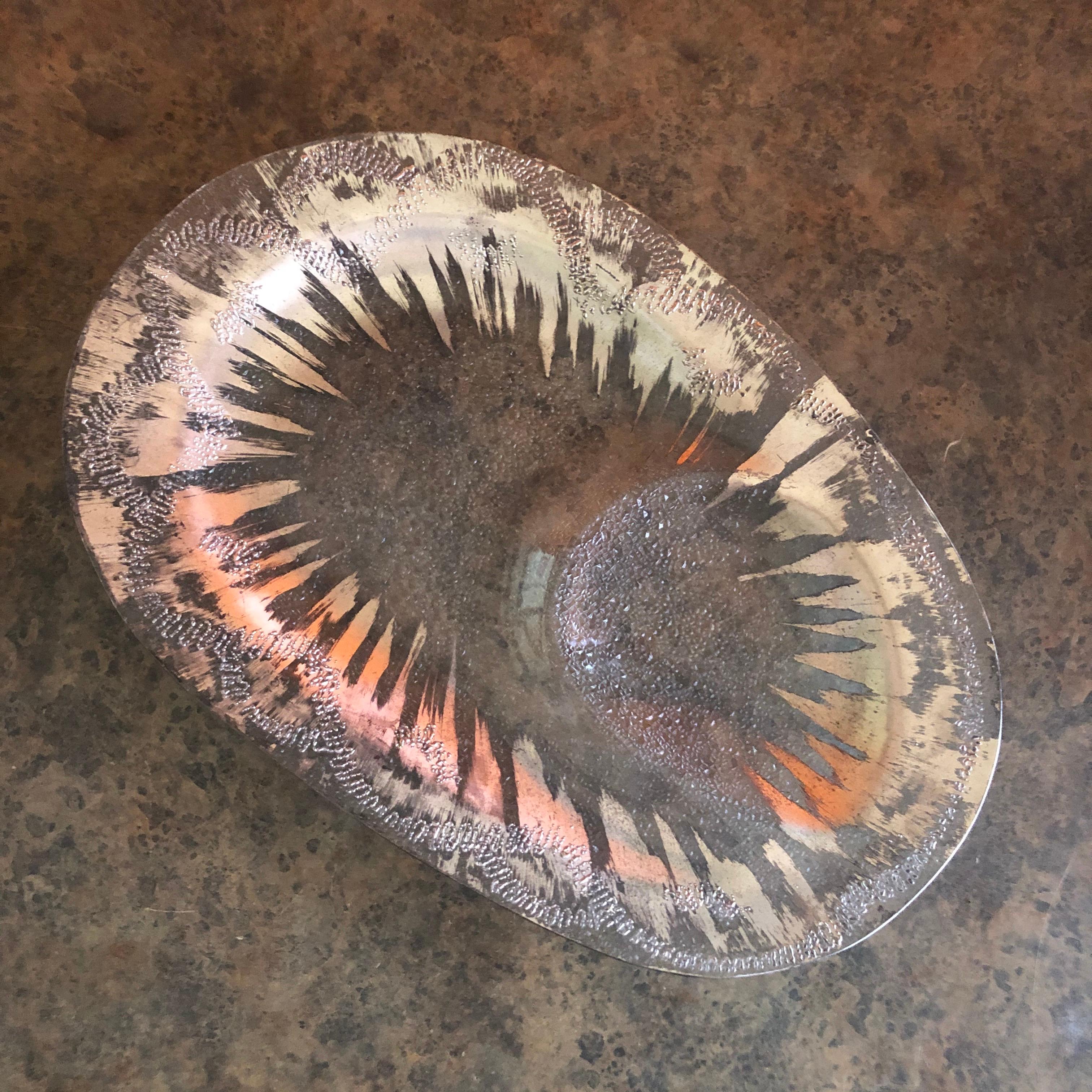 Large midcentury atomic starburst tray by Dorothy Thorpe, circa 1950s. The ruffled glass tray has a gold starburst overlay and is undulated (could be used for dip 7 chips). The piece measures: 18.75