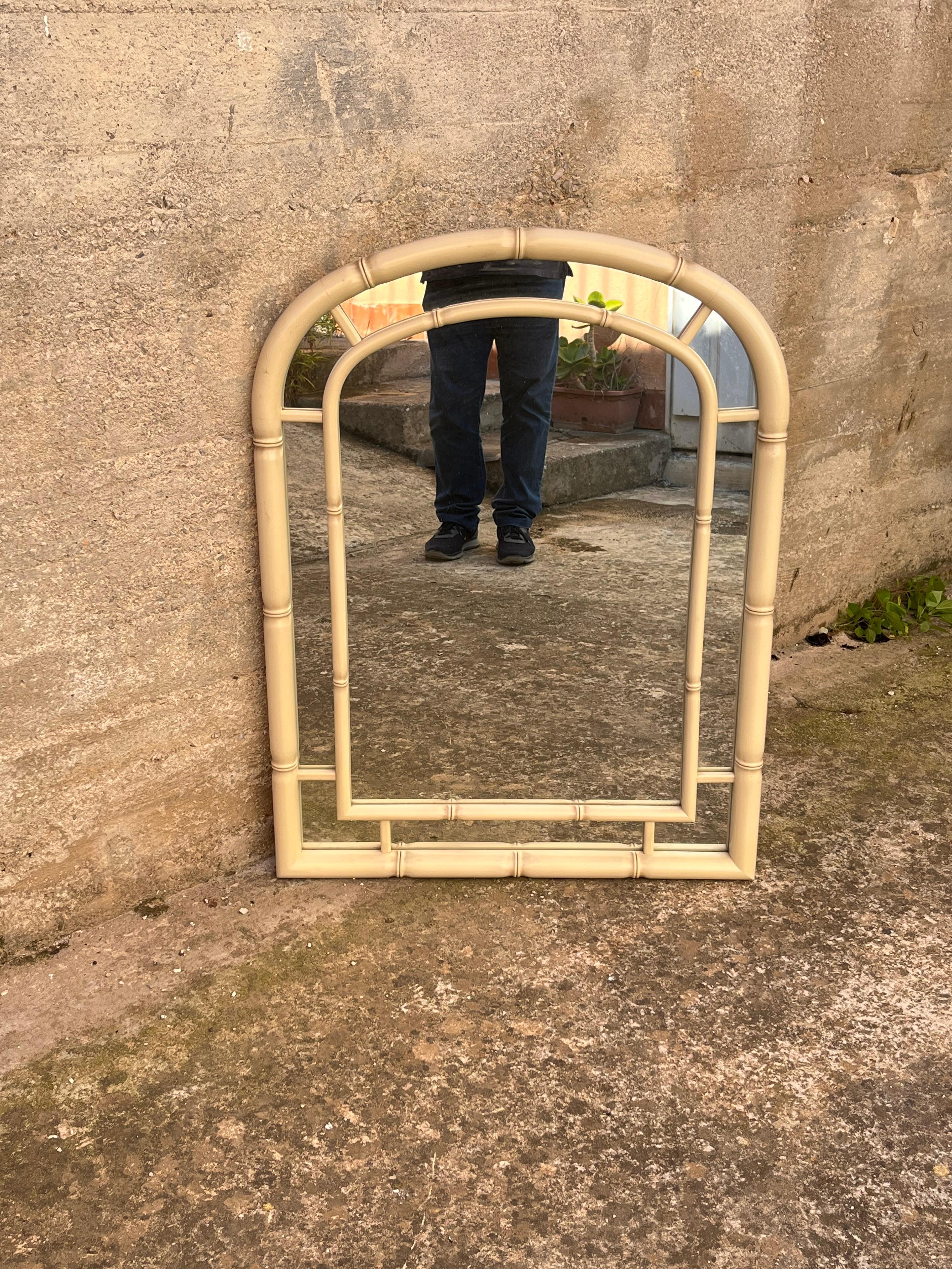Grande specchio da parete in bambù della metà del secolo scorso, design italiano anni '60
Condit e in buone condizioni.
Colore della crema.
Firmato dal mobilificio Vavassori.