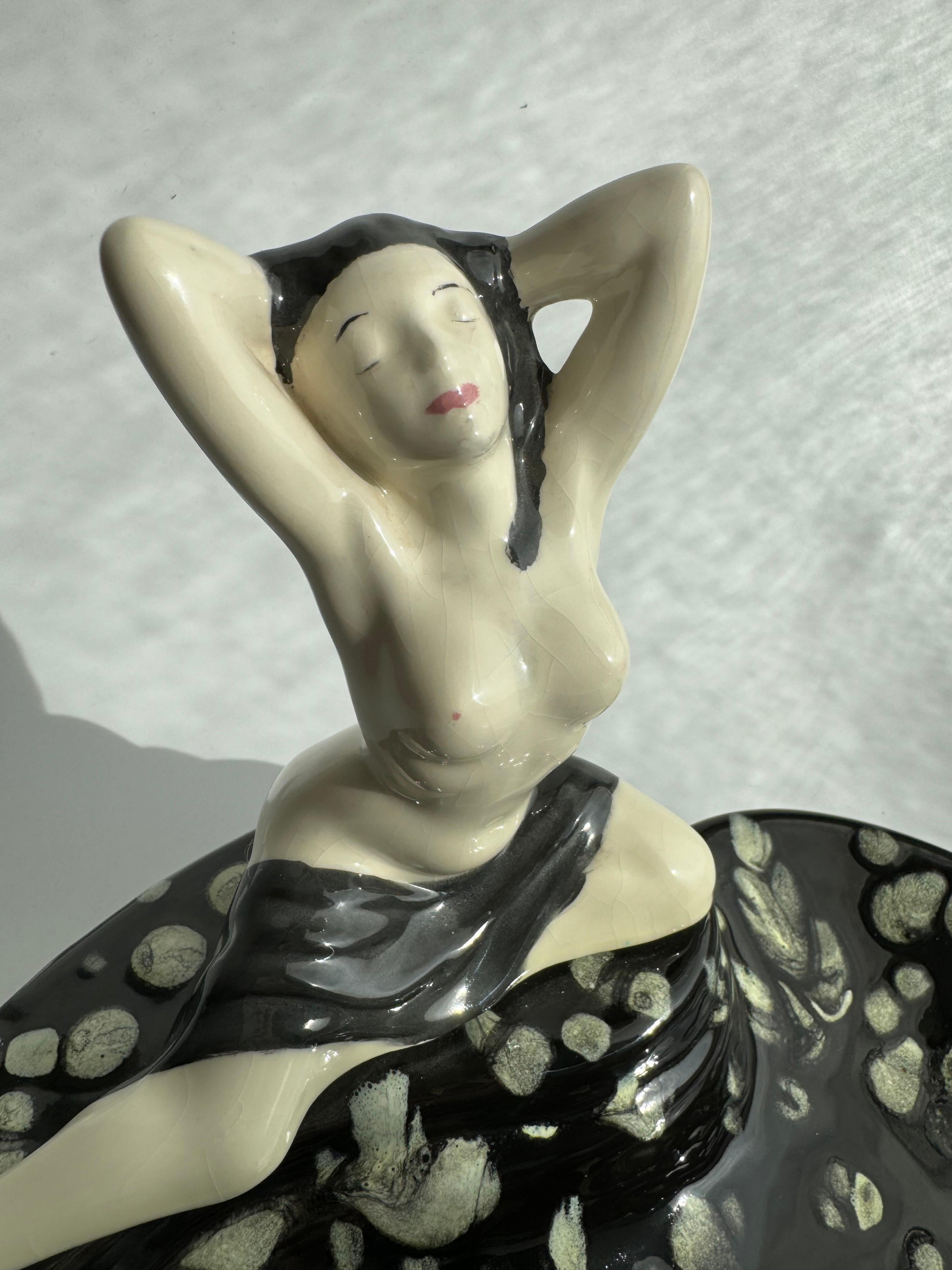 Peint à la main Grand cendrier en céramique de femme nue noire et blanche du milieu du siècle dernier  en vente
