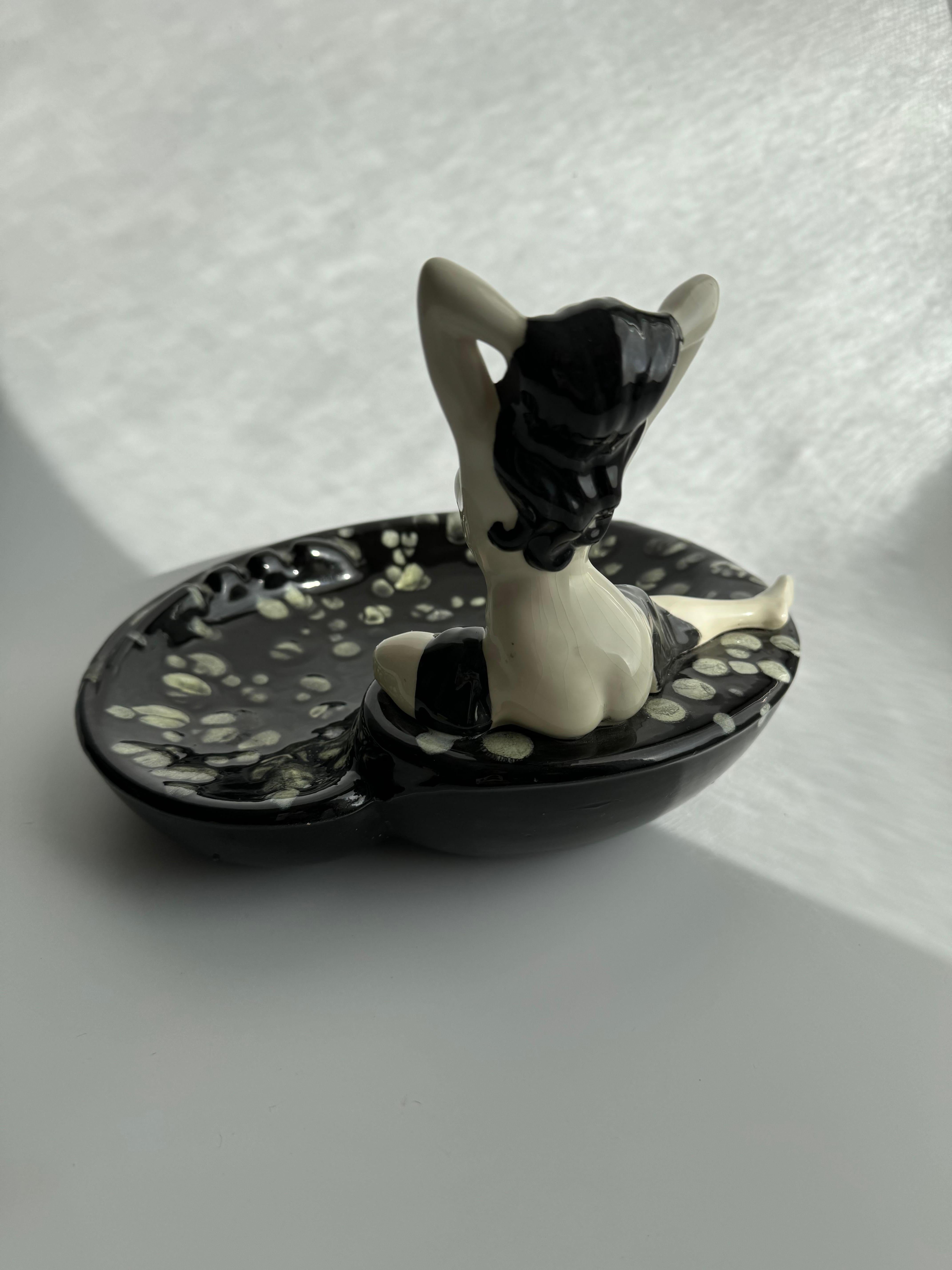Large Mid-Century Black and White Nude Woman Ceramic Ashtray  In Good Condition For Sale In Fort Washington, MD
