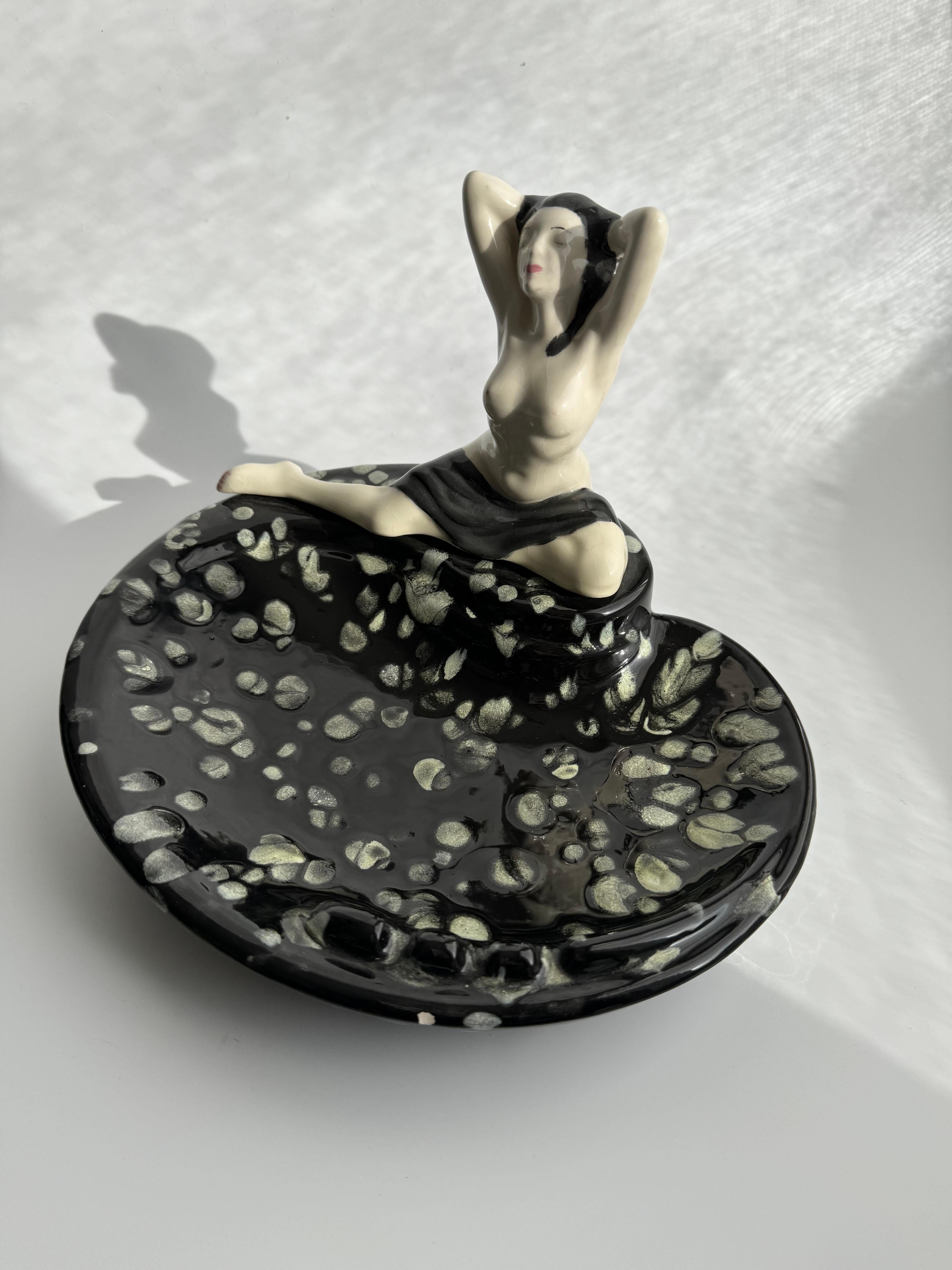 Großer schwarz-weißer Frauenakt Keramik-Aschenbecher aus der Jahrhundertmitte  im Angebot 1