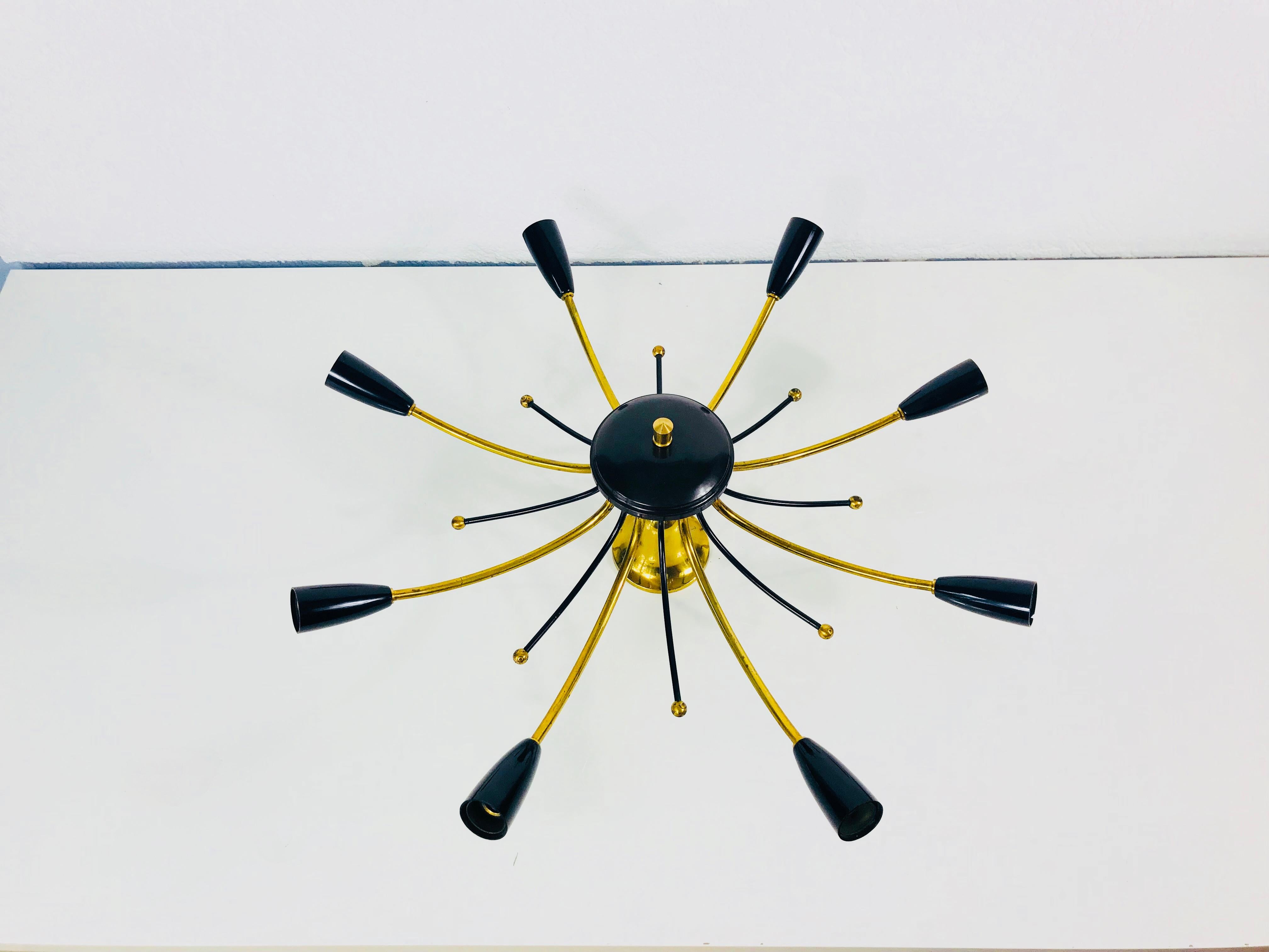 Großer 8-armiger Sputnik-Kronleuchter aus Messing aus der Mitte des Jahrhunderts, 1950er Jahre im Zustand „Gut“ im Angebot in Hagenbach, DE