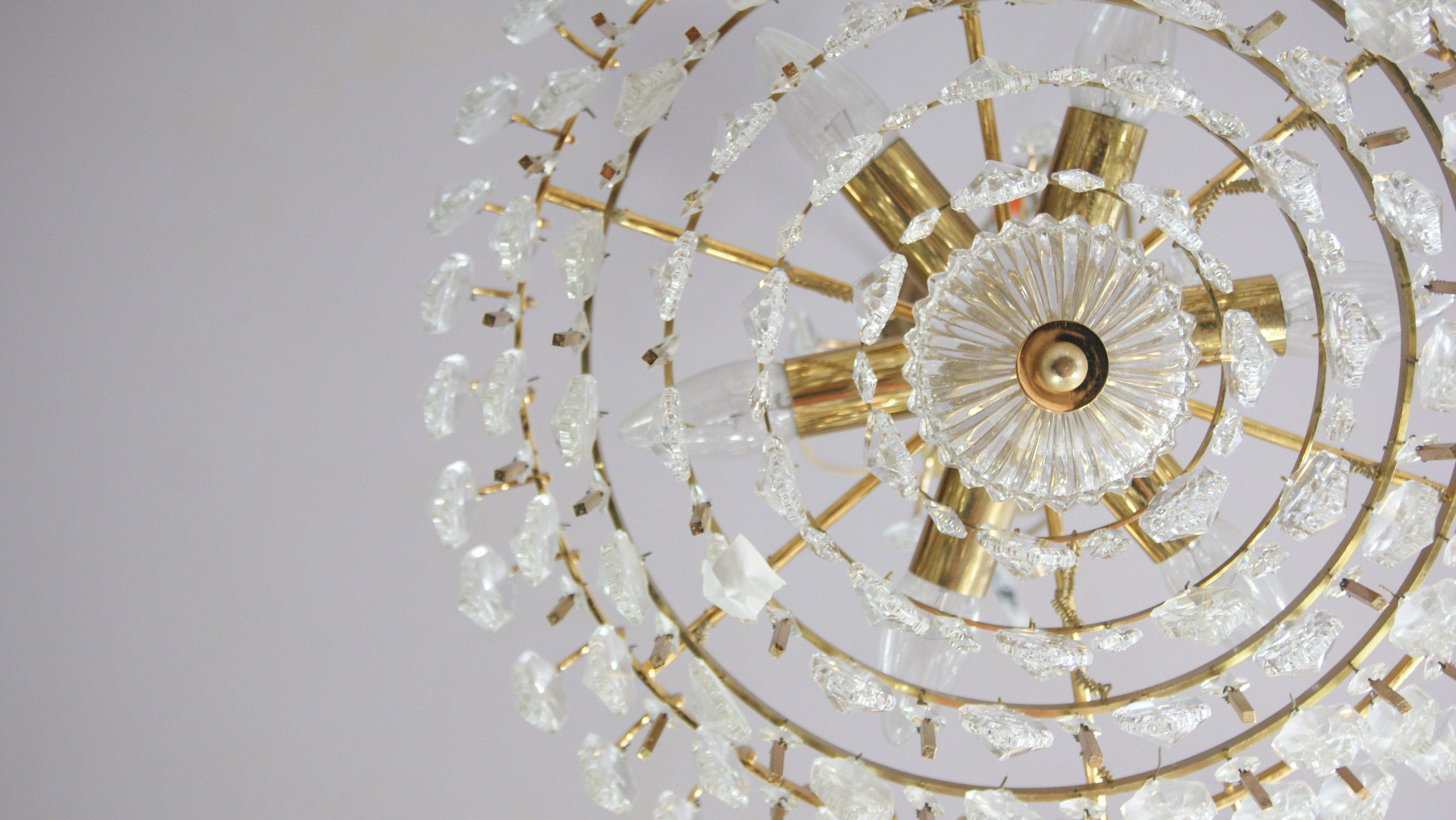 Tedesco Grande lampada da soffitto di metà secolo in ottone e vetro di cristallo di Palwa in vendita