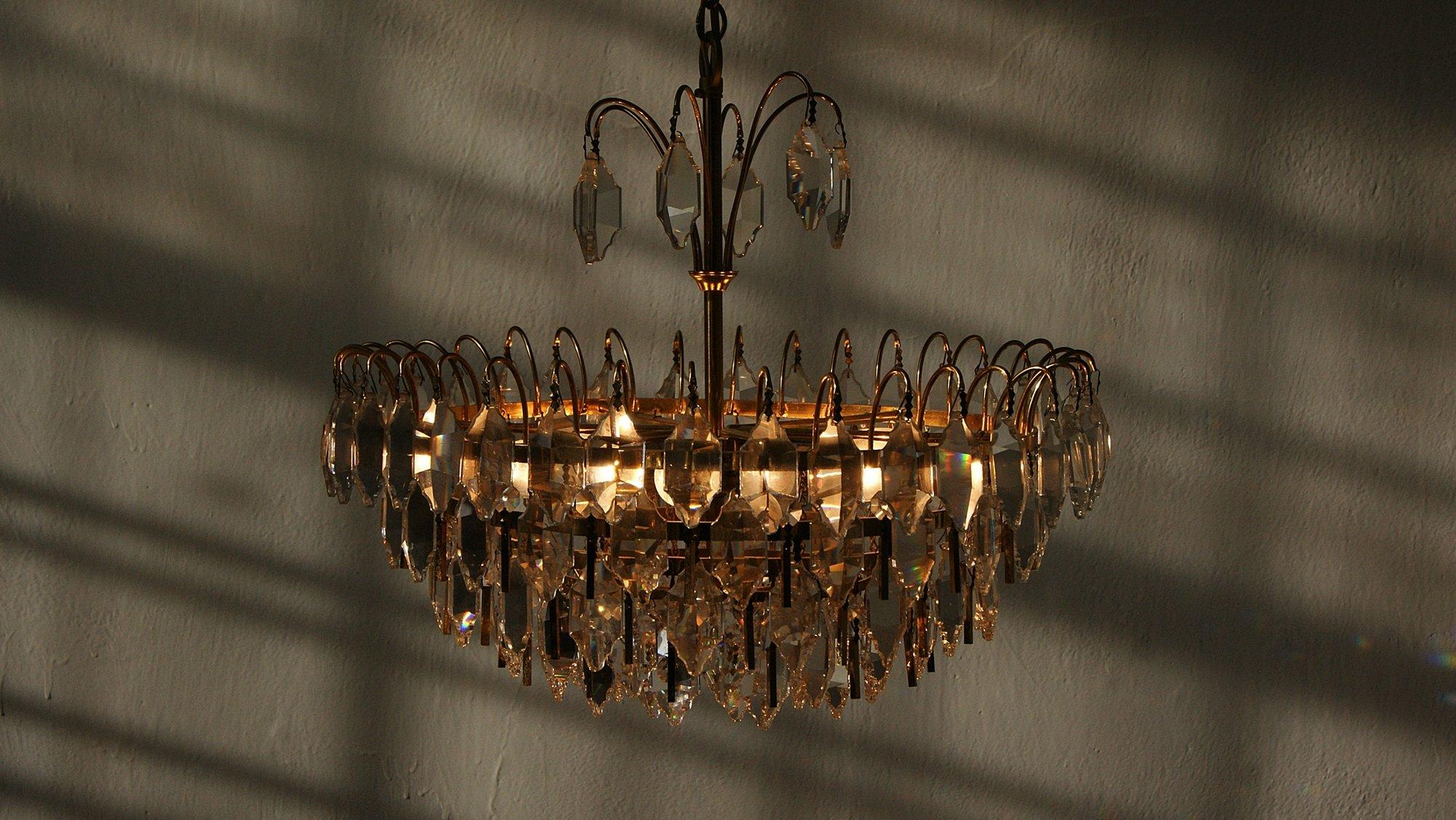 Grande lampada da soffitto di metà secolo in ottone e vetro di cristallo di Palwa In condizioni buone in vendita a KUTNO, PL