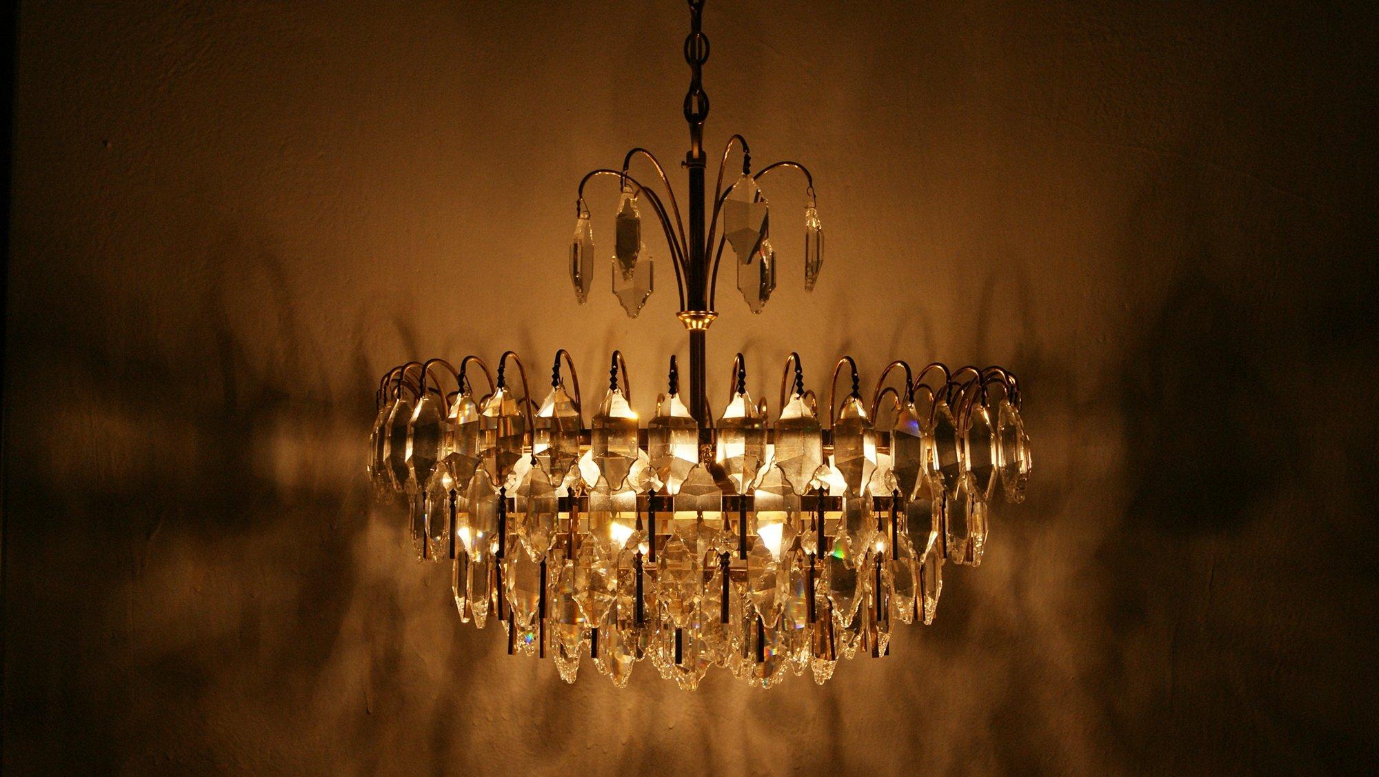 Fine XX secolo Grande lampada da soffitto di metà secolo in ottone e vetro di cristallo di Palwa in vendita