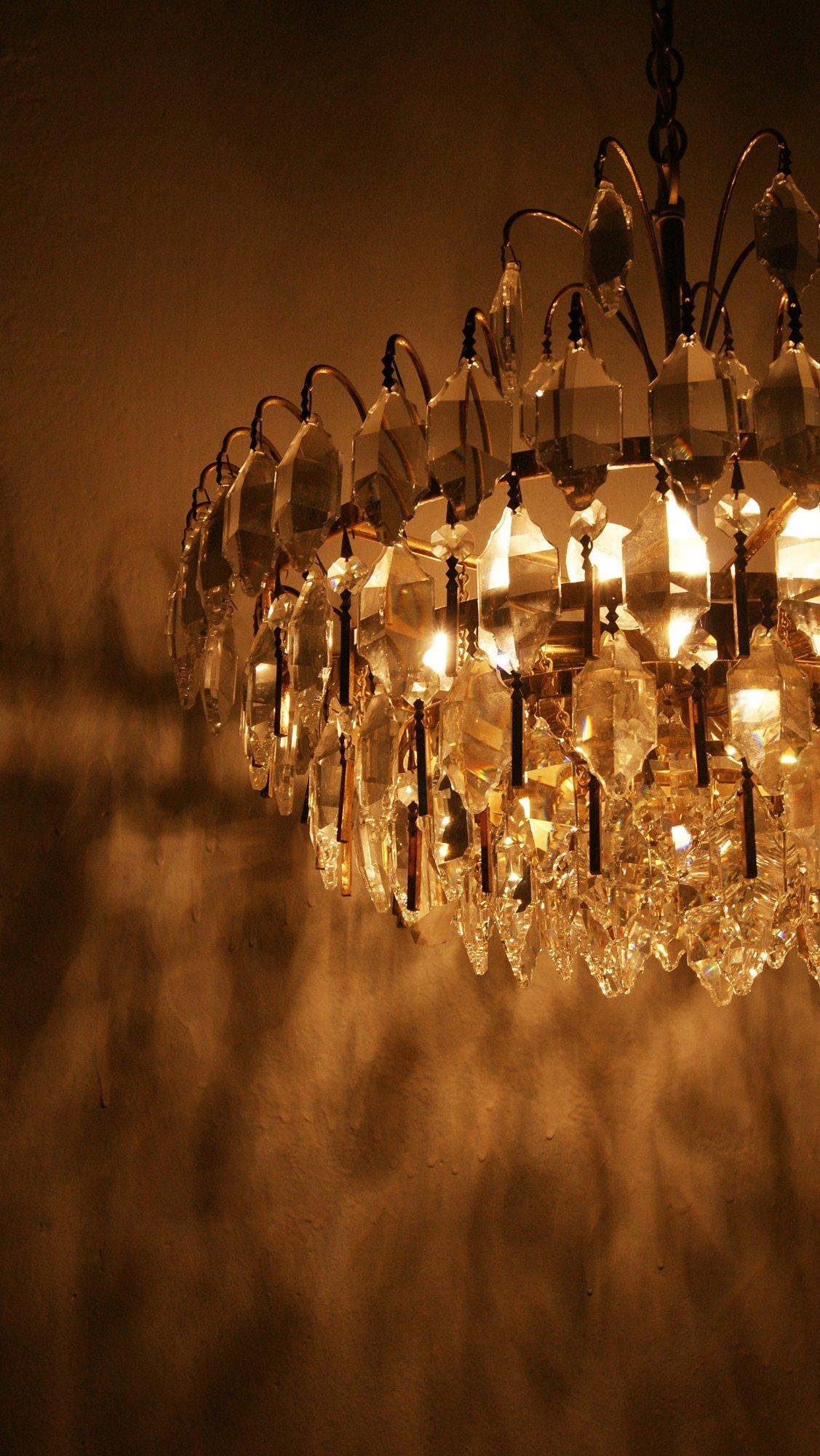 Metallo Grande lampada da soffitto di metà secolo in ottone e vetro di cristallo di Palwa in vendita