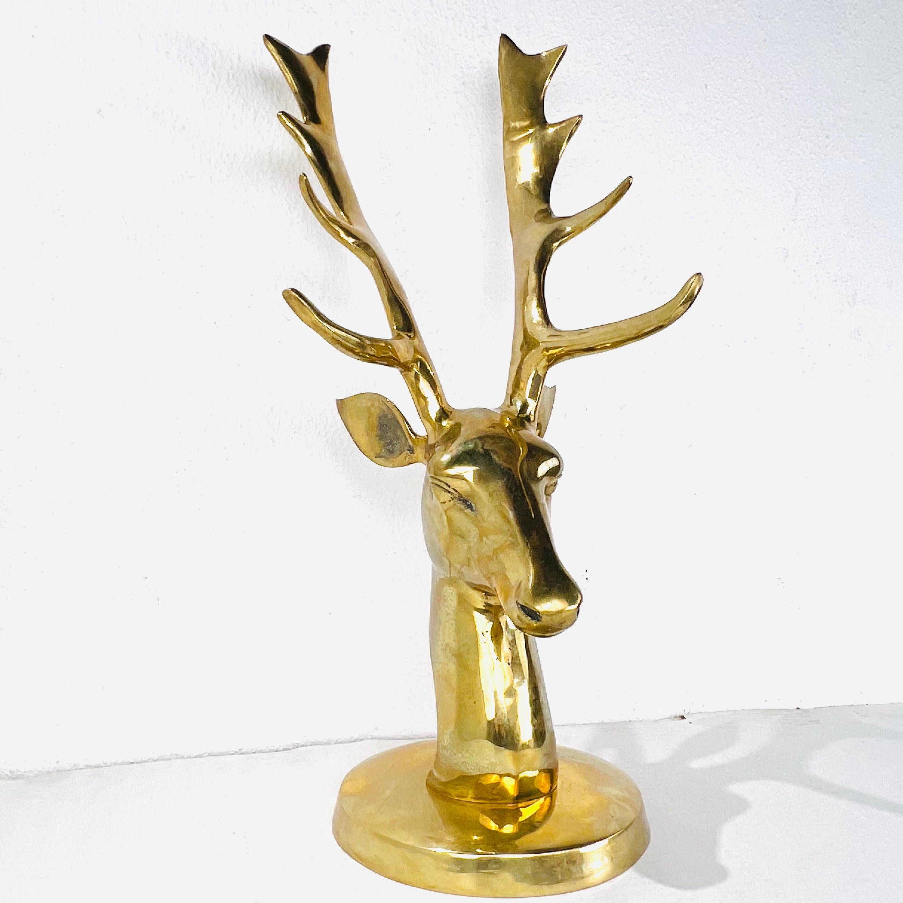 Eleganter Hirschkopf aus der Mitte des Jahrhunderts aus massivem Messing. Sehr guter Vintage-Zustand mit schöner Patina auf Messing. 
