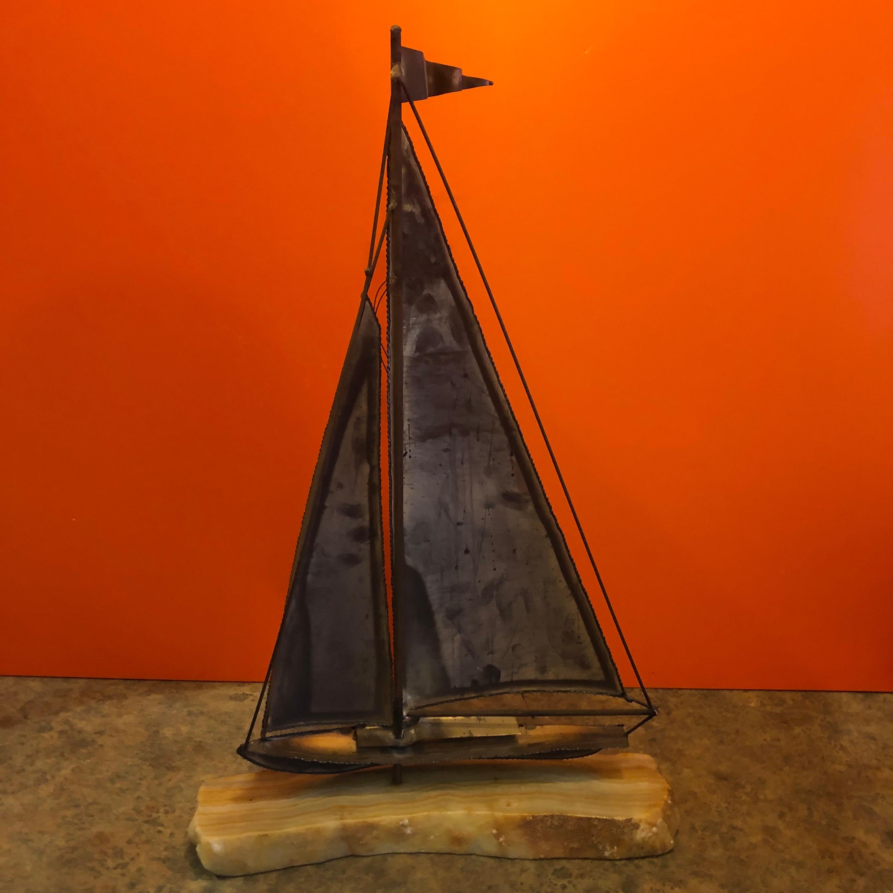 Grande sculpture de voilier en laiton du milieu du siècle dernier sur socle en onyx par Demott en vente 3