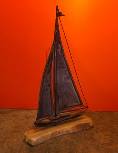 Grande scultura di veliero in ottone del Medioevo su base in onice di Demott