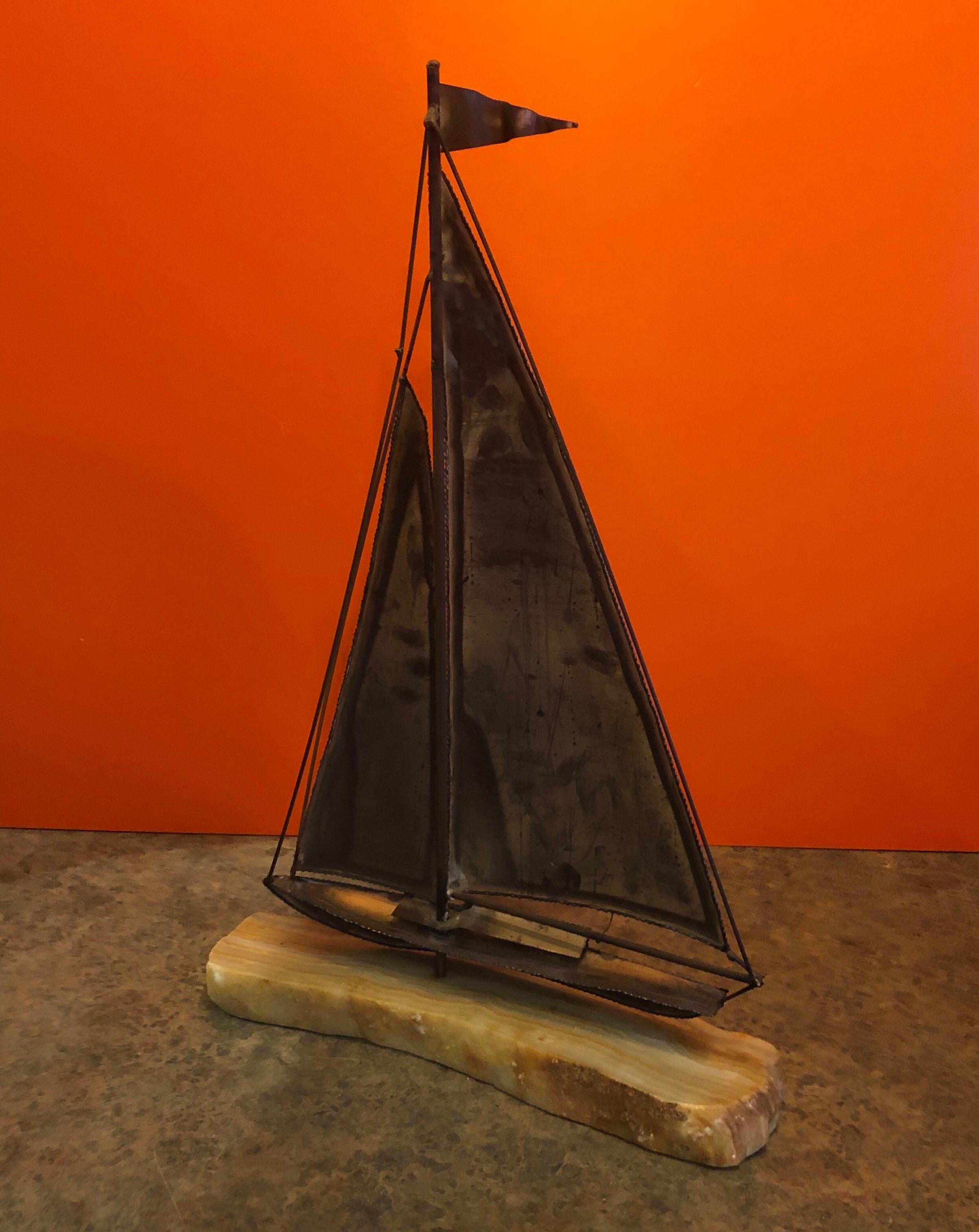 Américain Grande sculpture de voilier en laiton du milieu du siècle dernier sur socle en onyx par Demott en vente