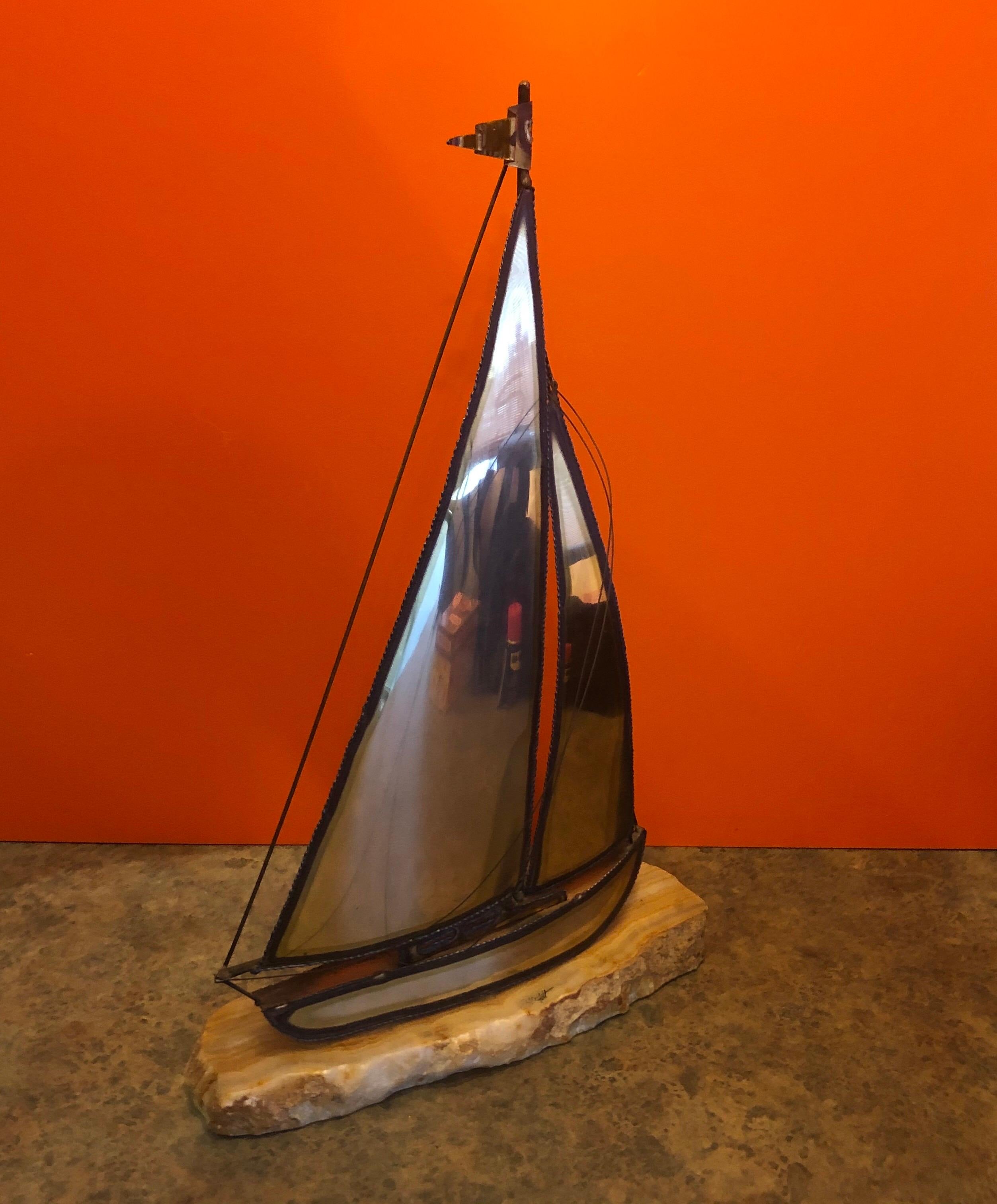 Laiton Grande sculpture de voilier en laiton du milieu du siècle dernier sur socle en onyx par Demott en vente