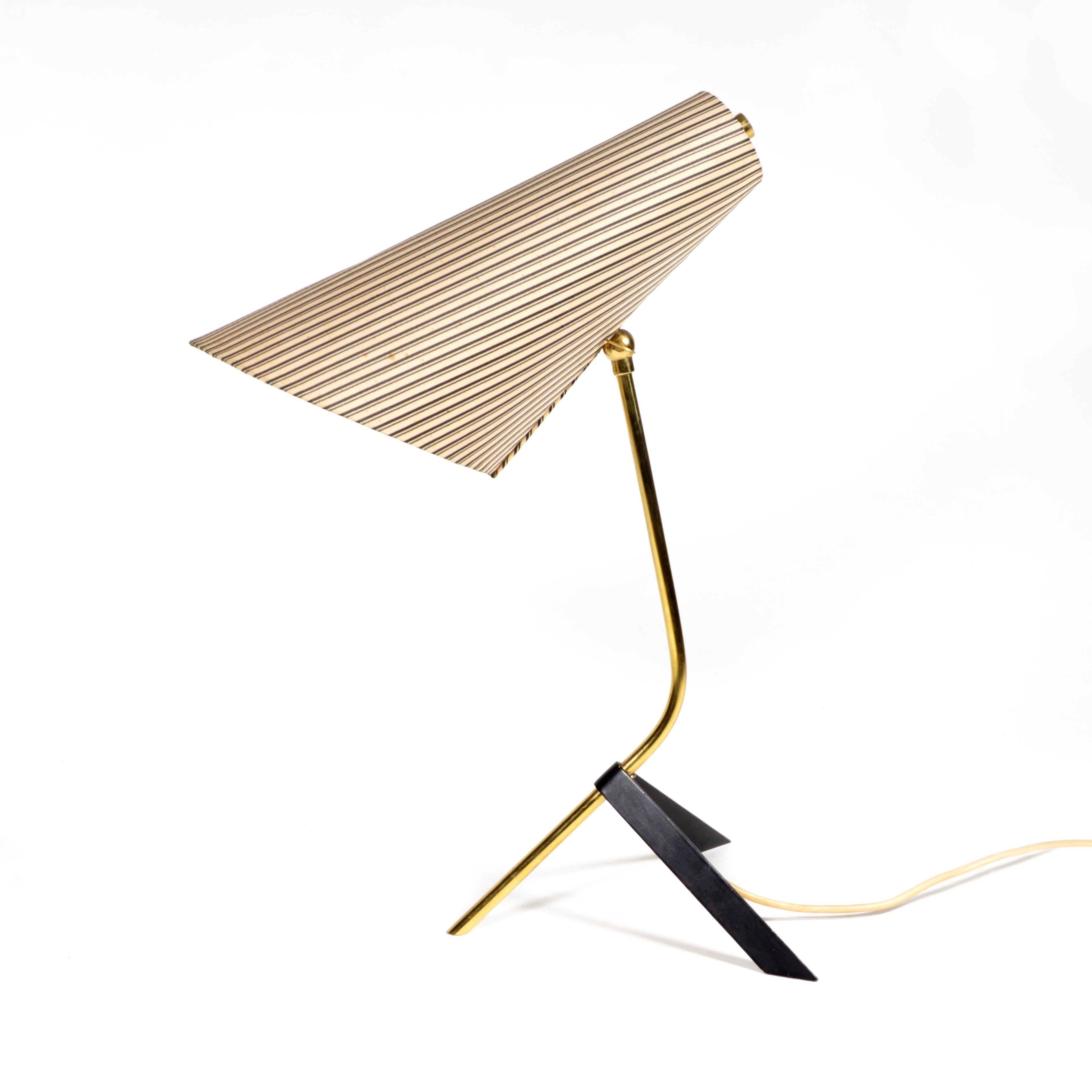 Mid-Century moderno Grande lampada da tavolo a piede di corvo in tessuto a strisce d'ottone della metà del secolo, Austria, 1950 in vendita