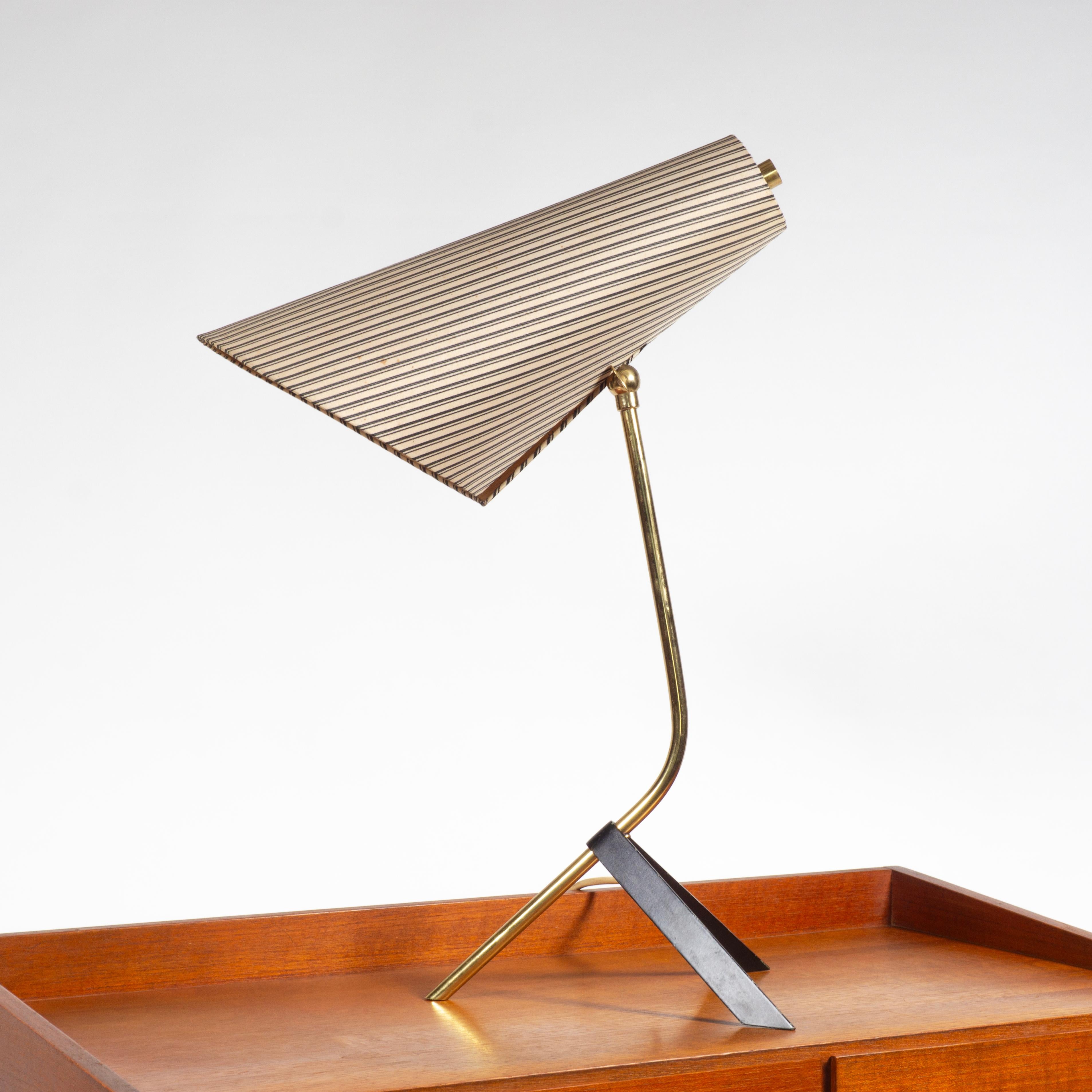 Austriaco Grande lampada da tavolo a piede di corvo in tessuto a strisce d'ottone della metà del secolo, Austria, 1950 in vendita