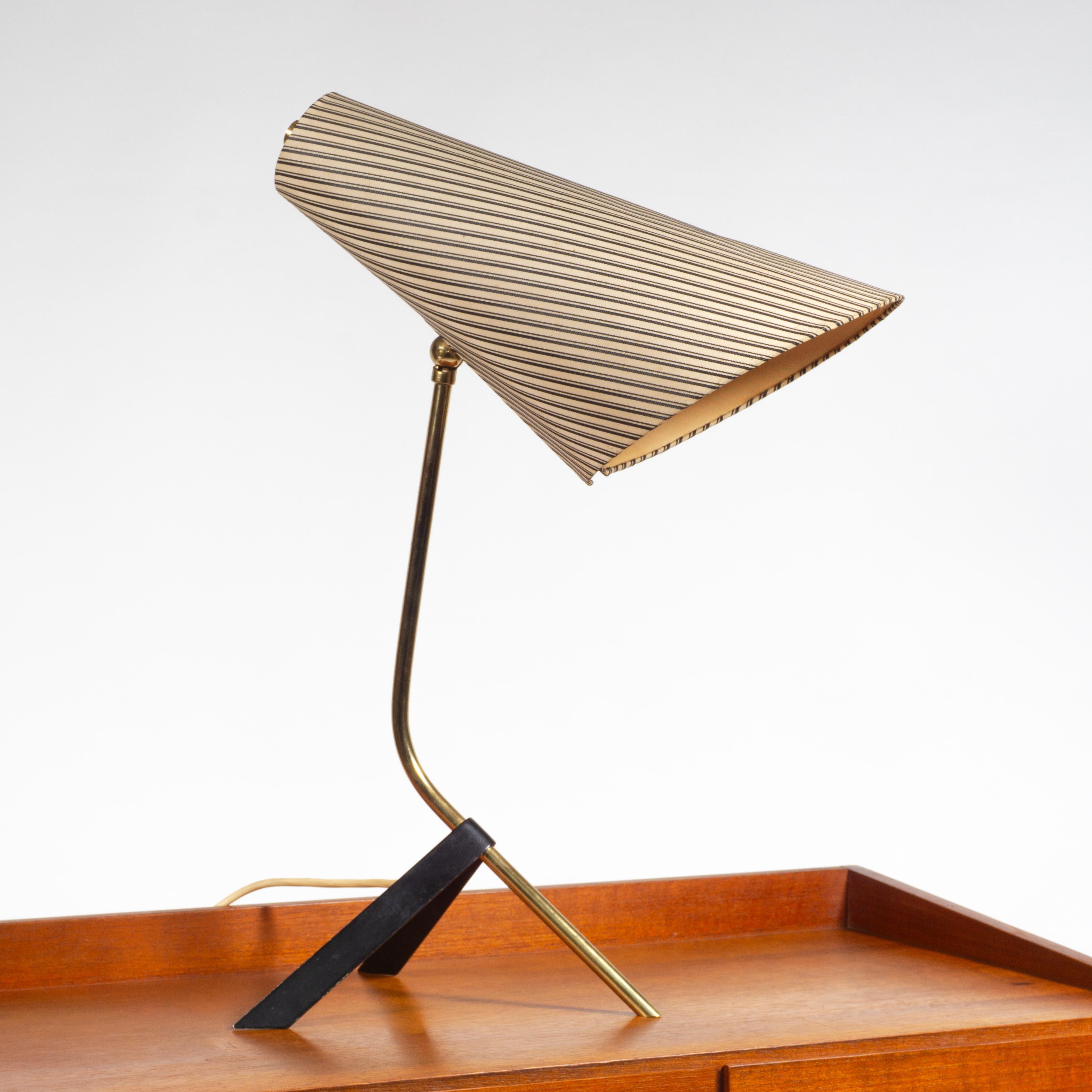 XX secolo Grande lampada da tavolo a piede di corvo in tessuto a strisce d'ottone della metà del secolo, Austria, 1950 in vendita