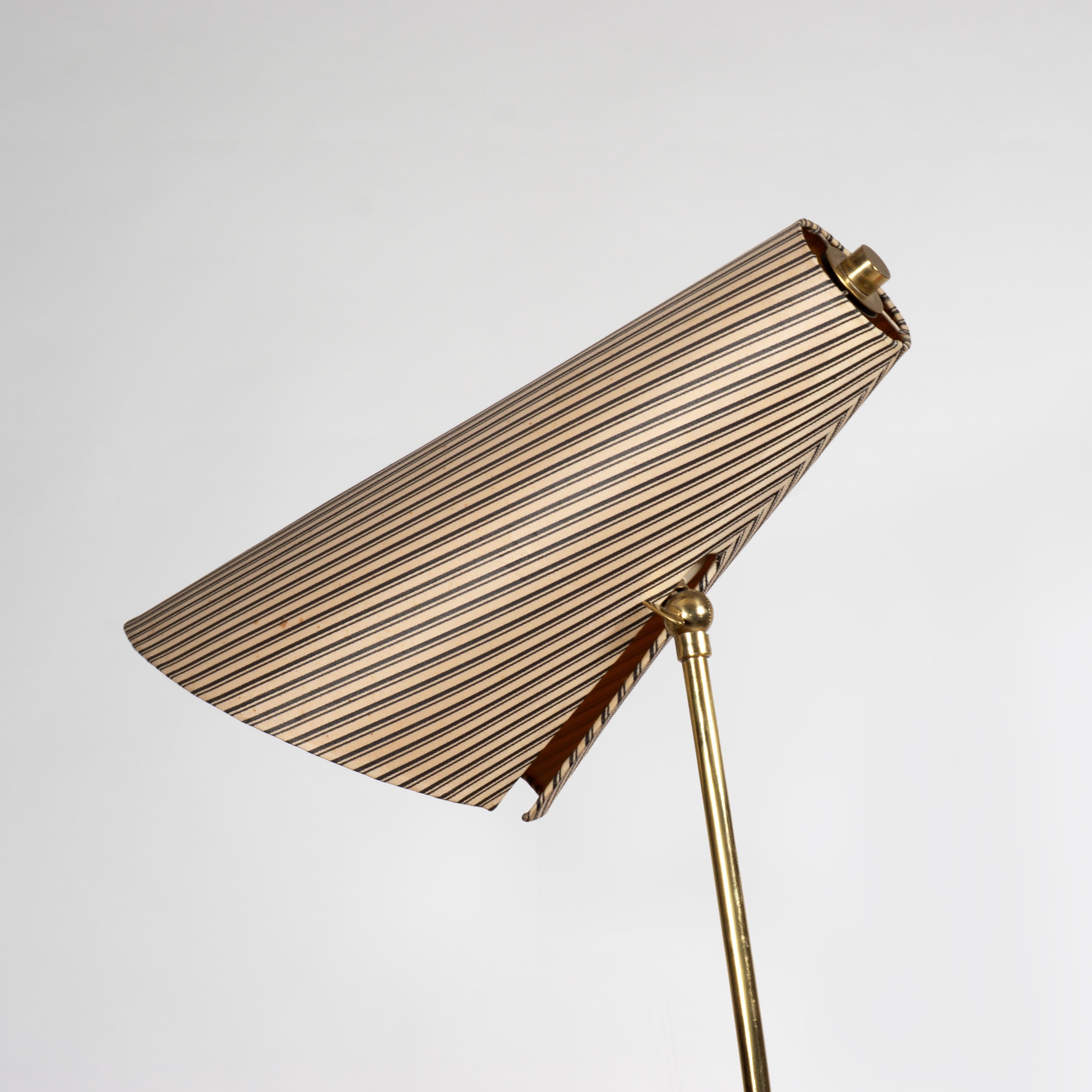 Ottone Grande lampada da tavolo a piede di corvo in tessuto a strisce d'ottone della metà del secolo, Austria, 1950 in vendita