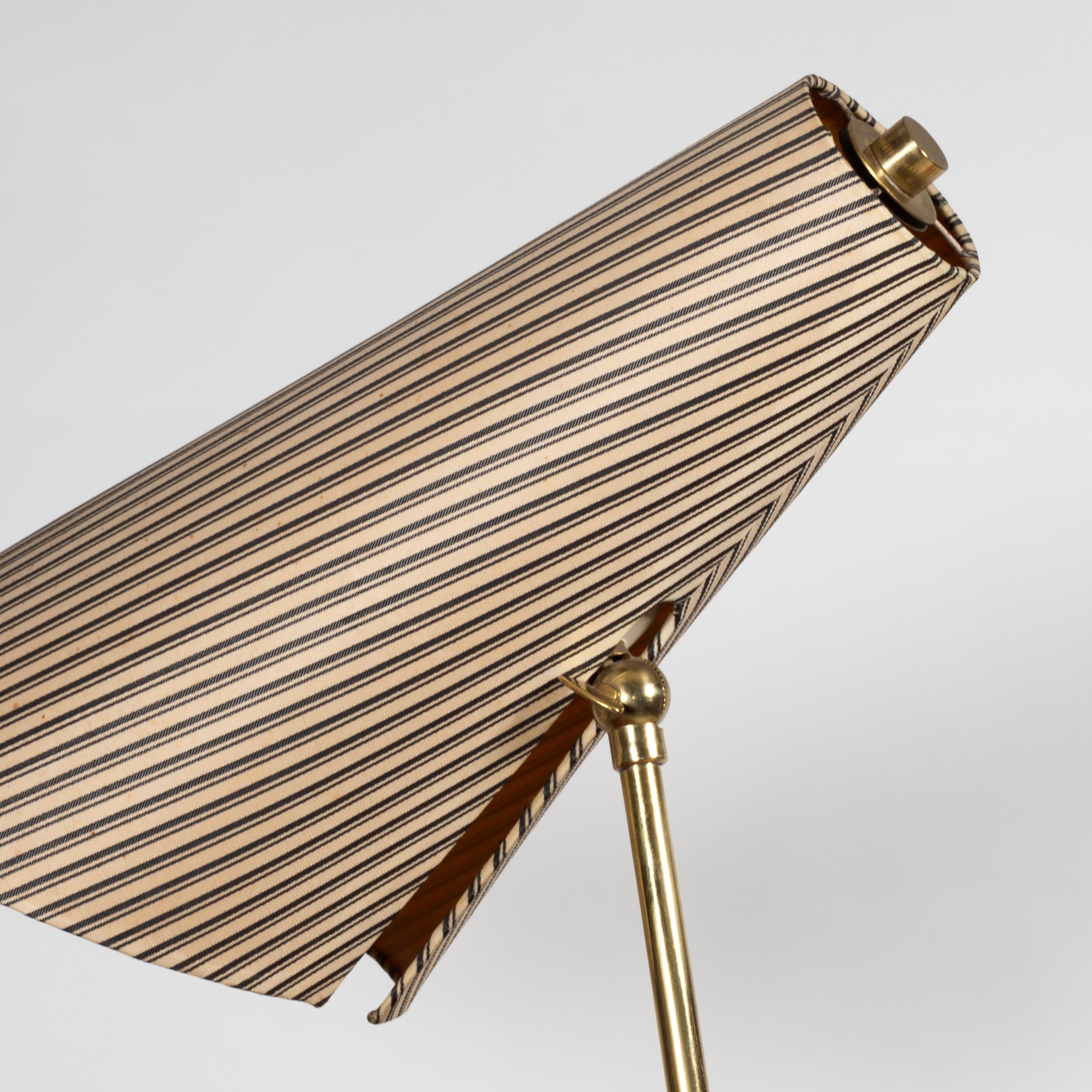 Grande lampada da tavolo a piede di corvo in tessuto a strisce d'ottone della metà del secolo, Austria, 1950 in vendita 1