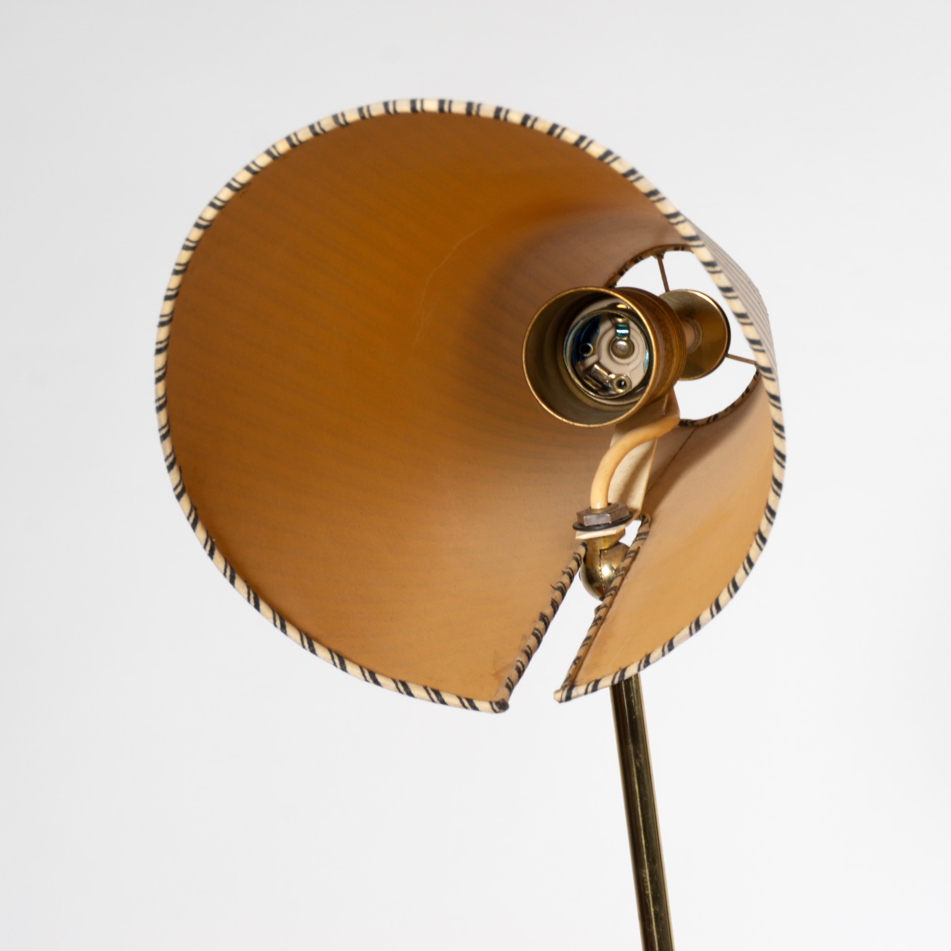 Grande lampada da tavolo a piede di corvo in tessuto a strisce d'ottone della metà del secolo, Austria, 1950 in vendita 2